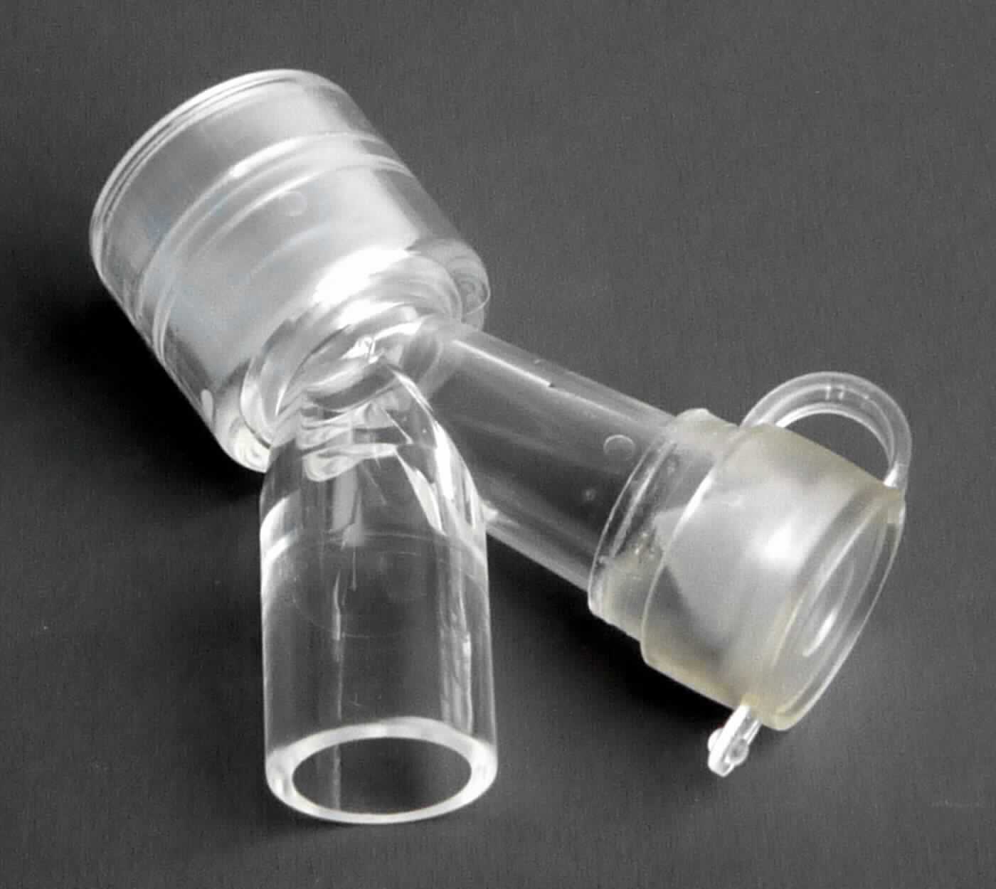 Sog. Bronchoskopie-Adapter, steril, REF 43.004.60.097, in Form eines speziell geformten Y-Konnektors aus Kunststoff, mit einem mit einer Silikonkappe zu verschließenden Zugang mit innenliegender Manschette, in welchen ein Bronchoskop eingeführt werden kann, einem Klemmanschluss zur Verbindung mit einem Absaugsystem und einem weiteren Klemmanschluss mit innenliegendem drehbaren Stopfen zur Verbindung mit einem Endotrachealtubus.
Äußere Form: siehe Abbildung in der Anlage.
Der Bronchoskopie-Adapter wird zwischen ein geschlossenes endotracheales Absaugsystem (sog. OptiFlo) und einen Endotrachealtubus (beides nicht Gegenstand dieser vZTA-Entscheidung) eingesetzt, um bronchoskopische Untersuchungen vornehmen zu können.

Es handelt sich nicht um ein Teil eines Absaug- bzw. Beatmungssystems oder eines medizinischen Bronchoskops, sondern um ein Zubehör eines Beatmungsgerätes, welches den Anwendungsbereich der Hauptware (Beatmungsapparat) insofern erweitert, als das eine Bronchoskopie bei beatmeten Patienten ohne Beatmungsunterbrechung erfolgen kann.

Die Ware, welche steril in einer Kunststoff-/Papiertüte verpackt ist, wird als "Zubehör, erkennbar hauptsächlich für ein Beatmungsgerät bestimmt" eingereiht.