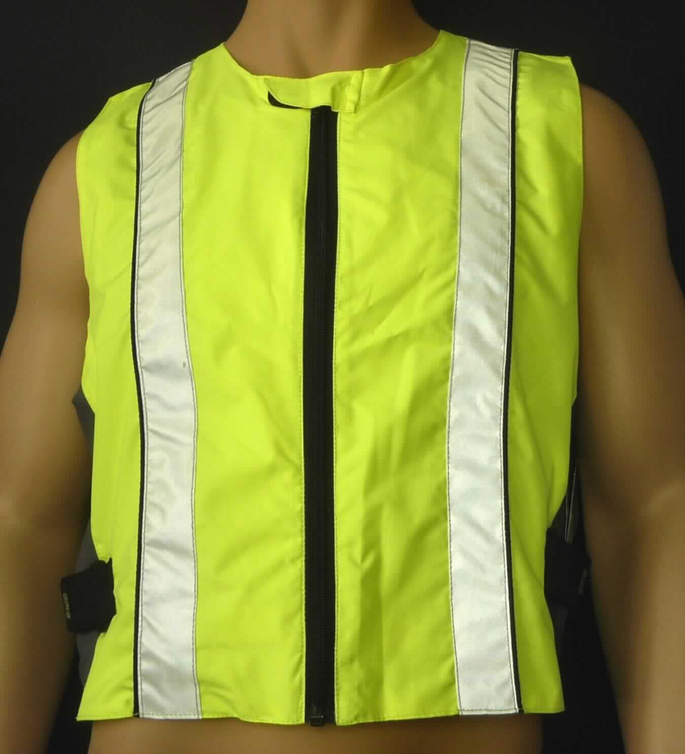 Weste, sog. Warnweste für Motorradfahrer, Art. 729.01, Größe S, Foto siehe Anlage,
- aus etwa 0,2 mm dicken, einfarbigen Geweben aus laut Antrag 100 % Nylon (synthetische Chemiefasern), 
- durchgehend leicht gefüttert,
- über die Taille reichend (Rückenlänge: etwa 57 cm), vorn bis zu 4 cm kürzer gearbeitet,
- mit einem halsnahen, runden Ausschnitt,
- vorn mit einer durchgehenden Öffnung mit einem bis zum Halsausschnitt reichenden Reißverschluss; am 
  Halsausschnitt mit einem Klettverschlussriegel, der von links über rechts geschlossen wird (Männerkleidung),
- ärmellos,
- in Taillenhöhe beidseitig mit einem durch Kunststoffschnallen geführten Klettverschlussriegel zu verengen,
- seitlich mit Einsätzen aus Gewirken, 
- mit kontrastfarbener Paspelierung ausgestattet,
- im Vorder- und Rückenteil mit aufgenähten, etwa 4 cm breiten, reflektierenden Streifen ausgestattet,
- an allen Rändern gesäumt,
- wird aufgrund der Farbe und der reflektierenden Streifen als Warnschutzkleidung getragen,
- die Ware lässt nicht erkennen, dass sie dazu bestimmt ist, ausschließlich oder hauptsächlich zum Schutz 
  anderer Kleidungsstücke und/oder Personen bei der Ausübung einer beruflichen Tätigkeit getragen zu werden.


"Andere Kleidung (Weste), aus Geweben, für Männer, aus Chemiefasern, keine Arbeits- und Berufskleidung"