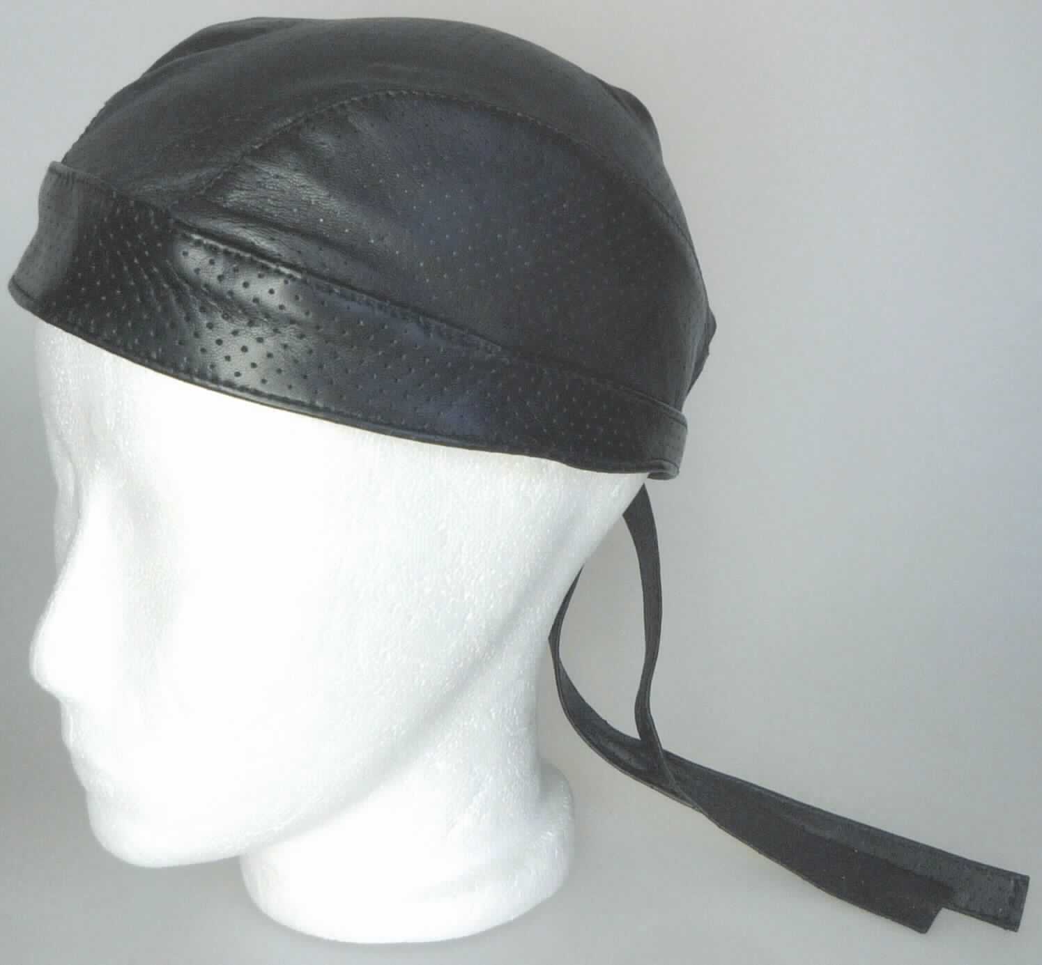Kopfbedeckung, sog. Bandana aus Leder, Art.-Nr. 711.01, Abbildung siehe Anlage, 
- durch Zusammennähen von Stücken aus gelochtem Leder hergestellt, 
- annähernd der Kopfform entsprechend zusammengenäht, 
- wird mit zwei ca. 35 cm langen Lederbänder im Nacken zusammengebunden, 
- flachliegend ca. 24 cm breit und ca. 13 cm hoch, 
- weist die Merkmale einer Kopfbedeckung auf, somit kein Kopftuch, 
- verpackt in einer handelsüblichen Verkaufsumschließung.

"Kopfbedeckung, keine Sicherheitskopfbedeckung, aus Leder"