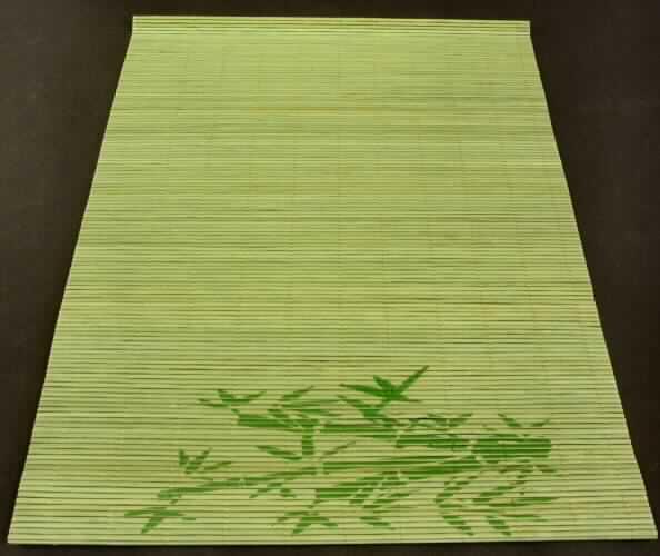 Platzmatte
- rechteckig, in den Abmessungen von ca. 30 x 43 cm
- grün, mit floralem Druck 
- aus pflanzlichen Flechtstoffen hergestellt (aus parallel aneinandergefügten Bambusstreifen 
  (vorgelegte Breite hier ca. 3 mm), die nebeneinander gelegt und durch Haltefäden aus 
  Spinnstoffgarnen in Flächenform verbunden sind).

Zolltarifrechtlich liegt eine Matte aus pflanzlichen Flechtstoffen aus Bambus, andere als aus Geflechten oder ähnlichen Waren, vor.