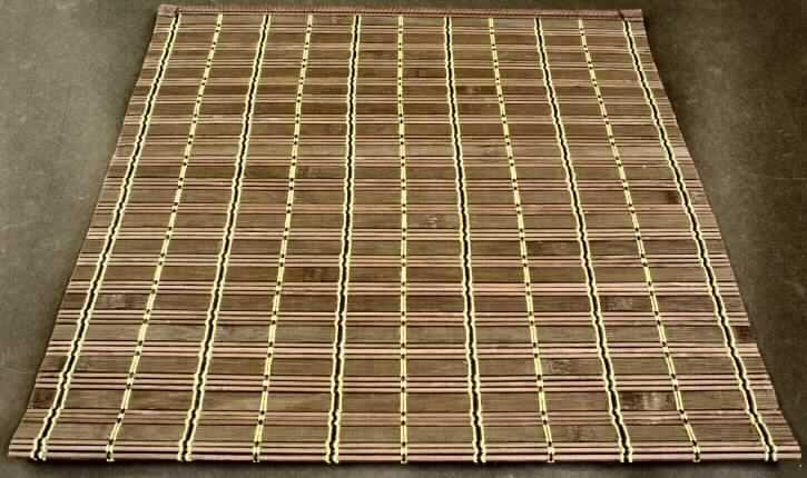 Tischläufer 
- rechteckig, in den Abmessungen von ca. 40 x 80 cm
- aus pflanzlichen Flechtstoffen hergestellt (aus parallel aneinandergefügten
  Bambusstäbchen bzw. Bambusstreifen (vorgelegte Breite hier ca. 2 mm und 1 cm), die
  nebeneinander gelegt und durch Haltefäden aus Spinnstoffgarnen in Flächenform verbunden
  sind)
- am Rand der Schmalseiten mit einem Band aus Spinnstoffgewebe 
  eingefasst (ca. 1 cm breites Band an den Schmalseiten).

Zolltarifrechtlich liegt eine Matte aus pflanzlichen Flechtstoffen, aus Bambus, andere als aus Geflechten oder ähnlichen Waren, vor.