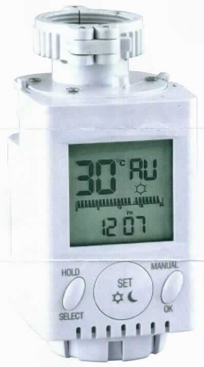 Heizkörperthermostat, in Form einer Warenzusammenstellung in Aufmachung für den Einzelverkauf, bestehend aus drei Thermostatköpfen (charakterbesimmend in Bezug auf dei Verwendung), Universal- und herstellerspezifischen Adaptern sowie einer Bedienungsanleitung in einer gemeinsamen Verpackung. Der Thermostatkopf besteht im Wesentlichen aus einem 63 mm x 72 mm x 102 mm großen Kunststoffgehäuse mit Flüssigkristallanzeige, drei Bedientasten und einem Stellrad (äußere Form: siehe Abbildung in der Anlage). Das Thermostat wird an Heizkörpern im Wohnbereich angeschlossen, misst deren Temperatur und regelt diese entsprechend der eingestellten Werte. 
Die Ware wird als "elektronisches Gerät zum Regeln der Temperatur (Thermostat), nicht für zivile Luftfahrzeuge bestimmt" eingereiht.