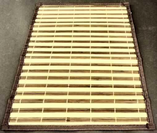 Platzmatte
- rechteckig, in den Abmessungen von ca. 30 x 43 cm
- aus pflanzlichen Flechtstoffen hergestellt (aus parallel aneinandergefügten Bambusstreifen 
  (vorgelegte Breite hier ca. 5 mm), die nebeneinander gelegt und durch Haltefäden aus 
  Spinnstoffgarnen in Flächenform verbunden sind),
- an den Rändern mit einem Band aus Spinnstoffgewebe eingefasst (ca. 1 cm breit).
Die pflanzlichen Flechtstoffe verleihen der Ware insbesondere nach Umfang und im Hinblick auf die Verwendung als Platzmatte ihren Charakter.

Zolltarifrechtlich liegt eine Matte aus pflanzlichen Flechtstoffen aus Bambus, andere als aus Geflechten oder ähnlichen Waren, vor.