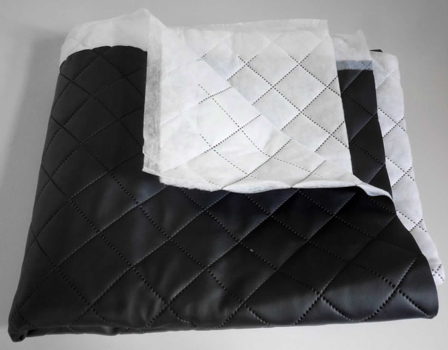Wattiertes Spinnstofferzeugnis, Foto siehe Anlage,
- als Meterware,
- laut Untersuchungsergebnis:
-- dreilagig gearbeitet, mit einer:
--- Außenlage (Schauseite) aus einem buntgewebten Gewebe in Köperbindung aus überwiegend Polyester-
    Spinnfasern (synthetischen Spinnfasern), mit einer Beimischung aus Baumwolle und Viskose-Spinnfasern 
    (künstlichen Spinnfasern), das auf der Außenseite mit geprägtem Zellkunststoff (laut Antrag: Polyurethan) 
    überzogen ist; das Gewebe ist dicht, geschmirgelt und dicker (ca. 5/9 der Gesamtdicke) als der Zellkunststoff 
    und dient damit nicht nur der Verstärkung,
--- Zwischenlage aus einem Wattierungsstoff (Vliesstoff) aus Chemiefasern,
--- Innenlage aus einem Vliesstoff aus Chemiefasern, 
-- alle Lagen sind thermisch miteinander verbunden und durch Heißbinden in Quadrate abgeteilt; stellt sich damit 
   weder als Ware der Position 5903, noch der Position 5810 dar,
- insbesondere im Hinblick auf die Verwendung verleiht das die Schauseite bildende Gewebe der Ware ihren 
  wesentlichen Charakter.

"Wattiertes Spinnstofferzeugnis als Meterware, aus mehreren Spinnstofflagen, mit Wattierungsstoff verbunden, 
 auf andere Weise als durch Steppen abgeteilt, keine Stickerei der Position 5810, aus Geweben, aus synthetischen 
 Spinnfasern"