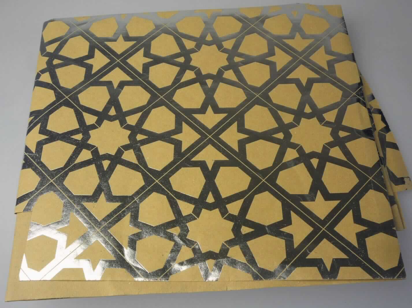 Bei der vorliegenden, als "Kraftpapier" bezeichneten Ware handelt es sich nach dem Untersuchungsergebnis um ein einseitig mit einem silberfarbenen Sternenmuster bedrucktes Papier aus Halbstoff aus Holz, auf Rollen mit einer Breite von 70 cm. Es soll als Geschenkpapier verwendet werden.

Abbildung siehe Anlage.

Derartige Waren gehören als "andere Papiere, bedruckt, in Rollen jeder Größe, ausgenommen Waren von der in der Position 4803, 4809, 4810 oder 4818 beschriebenen Art" zum TARIC-Code 4811 90 00 00.
