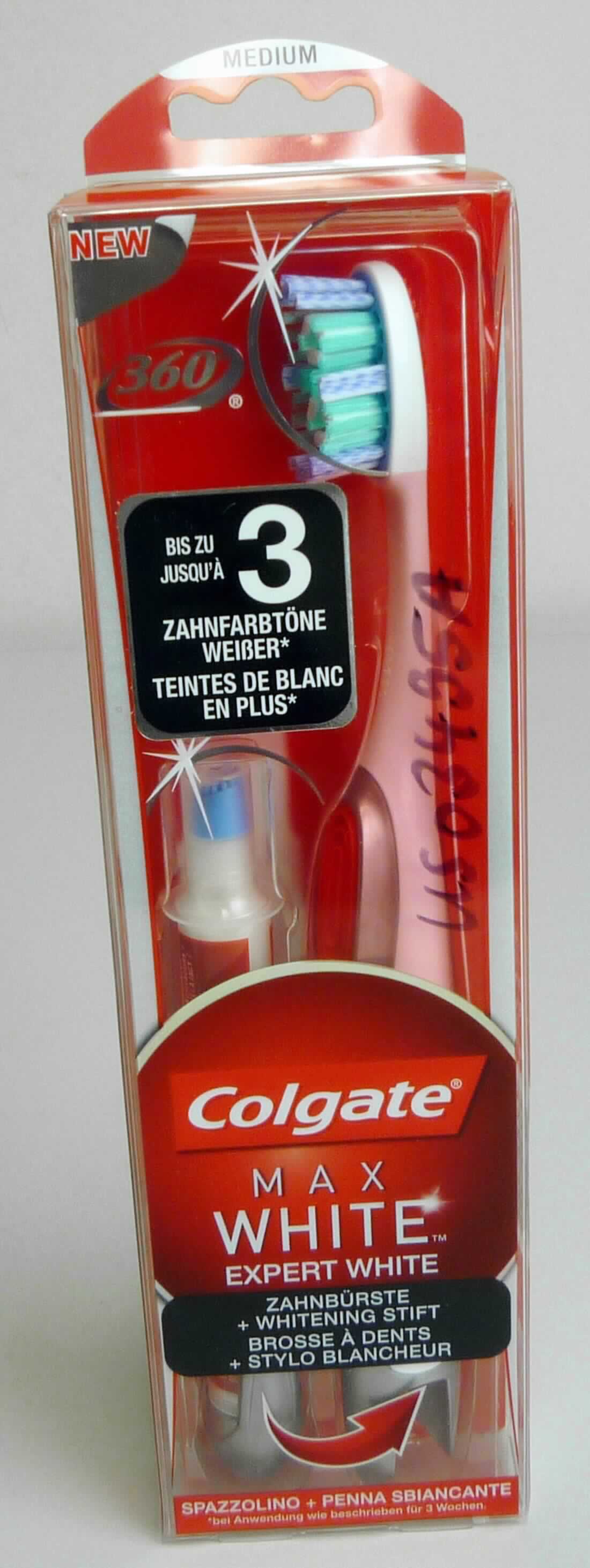 Zubereitetes Zahnpflegemittel; Bleichmittel für Zähne

Bei der vorgelegten Ware handelt es sich um eine Warenzusammenstellung beinhaltend einen Stift mit Bleichmittel für die Zähne (deklarierter Inhalt: 5 ml) und eine Zahnbürste mit hohlem Griffteil. Zahnbürste und Stift befinden sich gemeinsam in einer Tiefziehschale in einer bunt bedruckten Verpackung in Aufmachung für den Einzelverkauf als Zahnpflegemittel. Den Angaben nach sollen die Zähne zunächst mit der Zahnbürste gereinigt und anschließend mit der im Stift enthaltenen Wasserstoffperoxid-haltigen Zubereitung bestrichen werden. Nach erstmaligem Gebrauch kann der Stift im hohlen Griffteil der Zahnbürste aufbewahrt werden. Angaben zur Art der Anwendung und Zusammensetzung liegen vor. Charakterbestimmend in Hinsicht auf den Verwendungszweck der Ware ist das enthaltene zubereitete Zahnpflegemittel (Bleichmittel).

Die Ware ist als zubereitetes Zahnpflegemittel in die Position 3306 der Kombinierten Nomenklatur einzureihen.