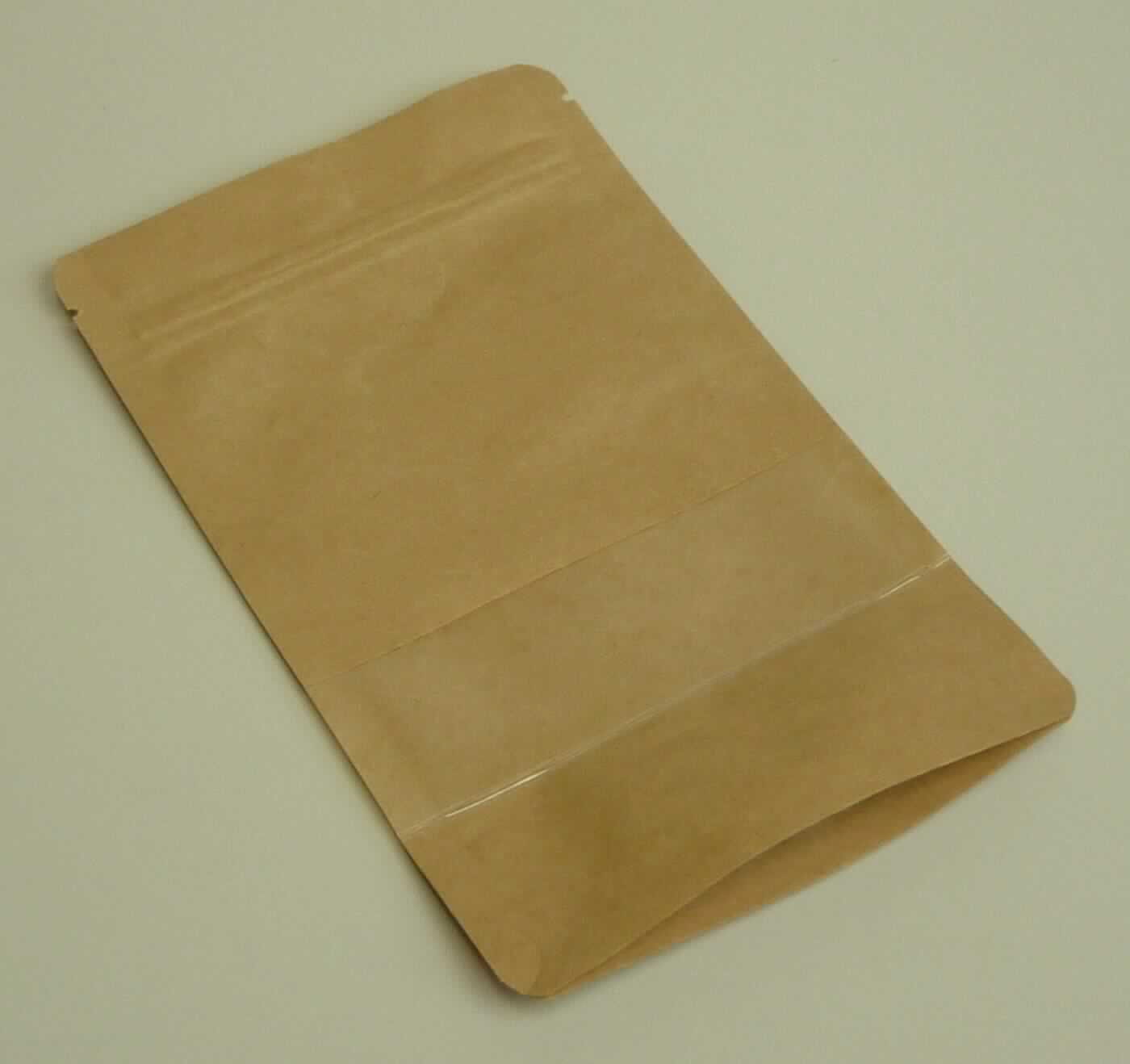Es handelt sich um einen etwa 11 x 18,4 cm großen Standbodenbeutel mit Sichtfenster. Die Ware besteht (lt. Angaben der Antragstellerin) aus:

- einer Außenlage aus Kraftpapier und
- zwei Innenlagen aus Folien aus Polyethylenterephthalat (ca. Dicke 12 µm) 
  und Polypropylen (ca. Dicke 40 µm), Kunststoffe im Sinne der Anmerkung 1 zu Kapitel 39.

Das an drei Seiten verschweißte Erzeugnis ist an der Oberseite mit einem Druckverschluss und zwei Einreißkerben versehen. Die Ware dient als Transport- oder Verpackungsmittel für z. B. Lebensmittel und ist für eine längere Verwendung nicht vorgesehen. Im Hinblick auf die Foliendicke und die hygienische Verpackung von Lebensmitteln bestimmen die Kunststofffolien den Charakter der Ware.

Derartige Erzeugnisse werden zolltariflich als "Transport- oder Verpackungsmittel aus Kunststoffen, Beutel aus anderen Kunststoffen als in den Codenummern 3923 2100 00 0 bis 3923 2910 00 0 genannt" eingereiht.