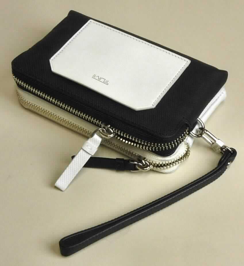 Ähnliches Behältnis, sog. Double Zip Phone Case, Art.-Nr. 014437DW, Abbildung siehe Anlage, 
- mit einer Außenseite aus Leder (teilweise geprägt), 
- mit einer mittels Karabinerhaken abnehmbaren Handgelenkschlaufe, 
- auf einer Längsseite mit einem kleinen Einsteckfach, 
- mit zwei Einsteckfächern die jeweils an der Oberseite mit einem Reißverschluss zu öffnen sind, 
- - ein Fach mit zwei kleinen Einsteckfächern, das andere ohne weitere Einteilung oder Ausstattung, gefüttert, 
- mit den Abmessungen von ca. 15,5 (L) x 9,5 (H) x 4 (T) cm, 
- zum Transport und der Aufbewahrung u.a. eines Handys bestimmt, 
- keine Hinweise auf Handarbeit.
- verpackt in einer handelsüblichen Verkaufsumschließung.

"Ähnliches Behältnis, anderes als in den Unterpositionen 4202 1110 bis 4202 3900 genannte, mit Außenseite 
 aus Leder, anderes als in den Unterpositionen 4202 9110 genannte, nicht handgearbeitet"
