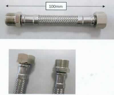 Es handelt sich um etwa 100 mm lange, flexible Schläuche aus einem Drahtgeflecht aus Stahl mit Innenschlauch aus Kunststoff. Die Erzeugnisse sind an beiden Enden jeweils mit einer Presshülse aus Stahl und einem Verbindungsstück aus einer Kupfer-Zink-Legierung mit gewichtsmäßig vorherrschendem Kupfergehalt (Messing) mit Innengewinde (3/8") bzw. Außengewinde (3/8") ausgestattet. Die Waren werden als Armaturenschläuche im Sanitärbereich verwendet.
Kupfer herrscht gegenüber Stahl gewichtsmäßig vor.
- Antragstellerangaben - 

Die unedlen Metalle sind aufgrund des Umfangs gegenüber dem Kunststoff charakterbestimmend.

Abbildung siehe Anlage.

Derartige Erzeugnisse gehören als "Schläuche aus anderen unedlen Metallen als aus Eisen oder Stahl, auch mit Verbindungsstücken, andere als solche der Codenummer 8307 9000 10 0" zur Codenummer 8307 9000 90 0 des Zolltarifs.
