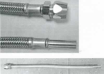 Es handelt sich um etwa 300 mm lange, flexible Schläuche aus einem Drahtgeflecht aus Stahl mit Innenschlauch aus Kunststoff. Die Erzeugnisse sind an beiden Enden jeweils mit einer Presshülse aus Stahl und einem Verbindungsstück aus einer Kupfer-Zink-Legierung mit gewichtsmäßig vorherrschendem Kupfergehalt (Messing) mit sog. Quetsche (10 mm) bzw. Stutzen (10 mm) ausgestattet. Die Waren werden als Armaturenschläuche im Sanitärbereich verwendet.
Kupfer herrscht gegenüber Stahl gewichtsmäßig vor.
- Antragstellerangaben - 

Die unedlen Metalle sind aufgrund des Umfangs gegenüber dem Kunststoff charakterbestimmend. 

Abbildung siehe Anlage.

Derartige Erzeugnisse gehören als "Schläuche aus anderen unedlen Metallen als aus Eisen oder Stahl, auch mit Verbindungsstücken, andere als solche der Codenummer 8307 9000 10 0" zur Codenummer 8307 9000 90 0 des Zolltarifs.