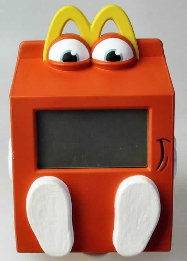Es handelt sich um einen elektrisch betriebenen Wecker mit Kleinuhr-Werk, sog. "Alarm Clock" aus der Mc Donald's - Serie "Birthday Party Programm 2014", in Form eines Fantasiewesens. 

Das Wesen besteht aus einem Körper - ein ca. 6 x 6,5 x 7,8 cm großes Kunststoffgehäuse mit einem Displaybereich für die Digitalanzeige (Stunden, Minuten) darstellend - mit an dem Gehäuse angesetzten, plastisch geformten Füßen und Armen sowie einem auf dem Gehäuse aufgesetzten Augenpaar. 

Die Rückseite des Kunststoffgehäuses ist mit einem ON/OFF-Schalter, drei Bedienknöpfen (Mode, Set, Projection) sowie dem Batteriefach (Batterie enthalten) ausgestattet; auf dem Gehäuse befindet sich eine optische Projektionsvorrichtung. 

Das mit einem Kleinuhrwerk ausgestattete Erzeugnis dient zur Uhrzeitanzeige einschließlich Weckfunktion sowie zum Projizieren der Uhrzeit an die Decke.

Die in einer Kunststofftüte verpackte Ware ist als "Uhr mit Kleinuhr-Werk, ausgenommen Uhren der Position 9101, 9102 oder 9104, elektrisch betrieben" einzureihen.