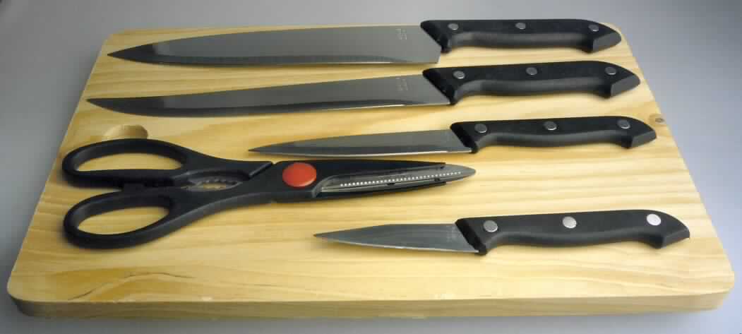 Es handelt sich um eine Warenzusammenstellung in Aufmachung für den Einzelverkauf, bestehend aus

- einer Zusammenstellung aus vier verschiedenartigen Messern

- - in Form eines Schälmessers, eines Tranchiermessers, eines Allzweckmessers und eines
    Kochmessers

- - mit schneidenden Klingen aus unedlem Metall (arbeitende Teile) und Griffen aus 
    Kunststoff und unedlem Metall

- einer Küchenschere

- - mit zwei um einen Stift x-förmig beweglich gelagerten, geraden Scherenblättern 
    (arbeitendem Teil) aus unedlem Metall, die unlösbar in einen Griff aus Kunststoff 
    eingesetzt sind

- - im Griff ist ein Flaschenöffner integriert

- einem Schneidbrett aus Holz

Die Bestandteile sind in einer gemeinsamen Verpackung aus Kunststoff für den Einzelverkauf aufgemacht.

Die Zusammenstellung der Messer bestimmt im Hinblick auf Anzahl der zur selben Position gehörenden Waren und Wert den Charakter der Warenzusammenstellung.

Abbildung siehe Anlage.

Derartige Erzeugnisse gehören als "Messer mit schneidender Klinge (Zusammenstellungen), mit arbeitendem Teil aus unedlem Metall" zur Codenummer 8211 1000 00 0 des Elektronischen Zolltarifs (EZT).