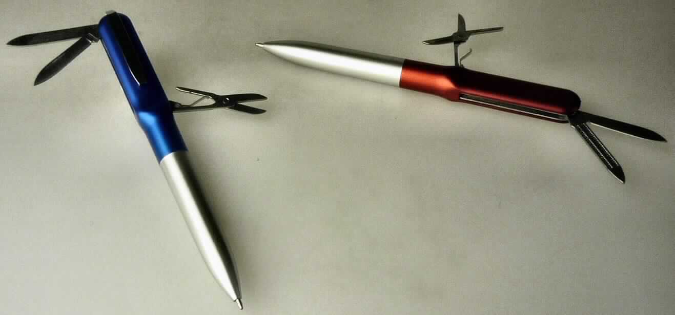 Sog. "Kugelschreiber 'Knife', Artikel-Nr. 08610485-00000", siehe Abbildung, in Form einer zusammengesetzten Ware, bestehend aus einem Taschenmesser und einem Kugelschreiber.

Der Kugelschreiber besteht aus einem Gehäuse (Maße: 14,6 x 1,2 cm = L x D) aus Kunststoff mit Metallklip, einem Drehmechanismus zum Ausfahren der Mine und einer auswechselbaren Mine mit schwarzer Tinte (flüssig).  
Am oberen Ende ist ein Taschenmesser aus unedlem Metall in das Gehäuse eingesetzt, welches über ein Messer (L = 4,0 cm), eine Feile (L = 4,0 cm) und eine Schere (L = 4,4 cm) verfügt.

Das Erzeugnis ist in den Farbkombinationen silber/blau und silber/rot erhältlich. 
Die Ware ist in einer Pappschachtel aufgemacht.

Der Kugelschreiber bestimmt im Hinblick auf den Umfang und die Verwendung den Charakter der zusammengesetzten Ware.

Die Ware ist als "Kugelschreiber mit flüssiger Tinte" einzureihen.