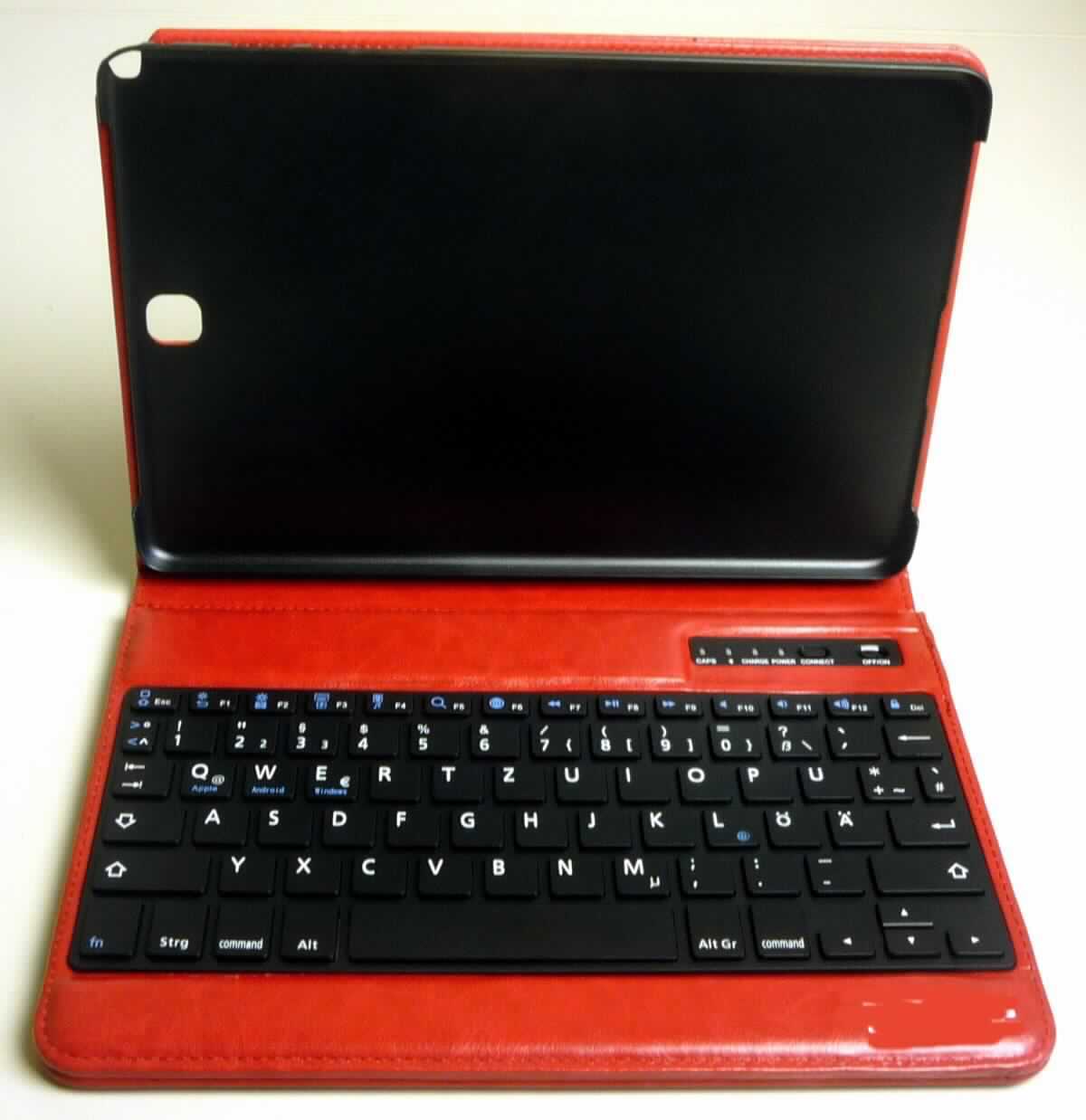 Bei der als "Tasche PEDEA für Samsung Galaxy Tab 9,7" bezeichneten Ware handelt es sich um ein Etui mit integrierter Tastatur, in Form einer Warenzusammenstellung.
Das etuiähnliche, ca. 24,5 x 17,5 x 2,5 cm große Behältnis weist eine Außenseite aus Kunstleder auf und ist mit einer speziell geformten Halterung aus Kunststoff mit spezifischen Aussparungen zur Aufnahme eines Tablet PC (nicht Gegenstand dieser vZTA), einer Aufstellvorrichtung und einem Gummiband zum Verschließen ausgestattet. Die Tastatur besteht im Wesentlichen aus einer mit aktiven und passiven Bauelementen bestückten gedruckten Schaltung mit Leiterbahnenmatrix, flexibler Schaltmatte mit Kontaktpunkten, Funktions-, Cursorsteuer- und alphanumerischen Tasten mit Schaltelementen in einem Kunststoffgehäuse. Sie ist auf der unteren Innenseite des Etuis fixiert und dient zur kabellosen (Bluetooth-Funktion) Bedienung des o.a. Tablet PC.
Die Tastatur ist unmittelbar an die Zentraleinheit einer automatischer Datenverarbeitungsmaschinen anschließbar und in der Lage, Daten in einer von System verwendbaren Form zu liefern.
Die Bestandteile der Zusammenstellung sind gemeinsam für den Einzelverkauf aufgemacht, wobei die Tastatur dem Erzeugnis aufgrund des Wertes den Charakter verleiht.

Die Ware wird als "Eingabeeinheit für automatische Datenverarbeitungsmaschinen, Tastatur, nicht für zivile Luftfahrzeuge bestimmt" eingereiht.

Anlage: 1 Abbildung