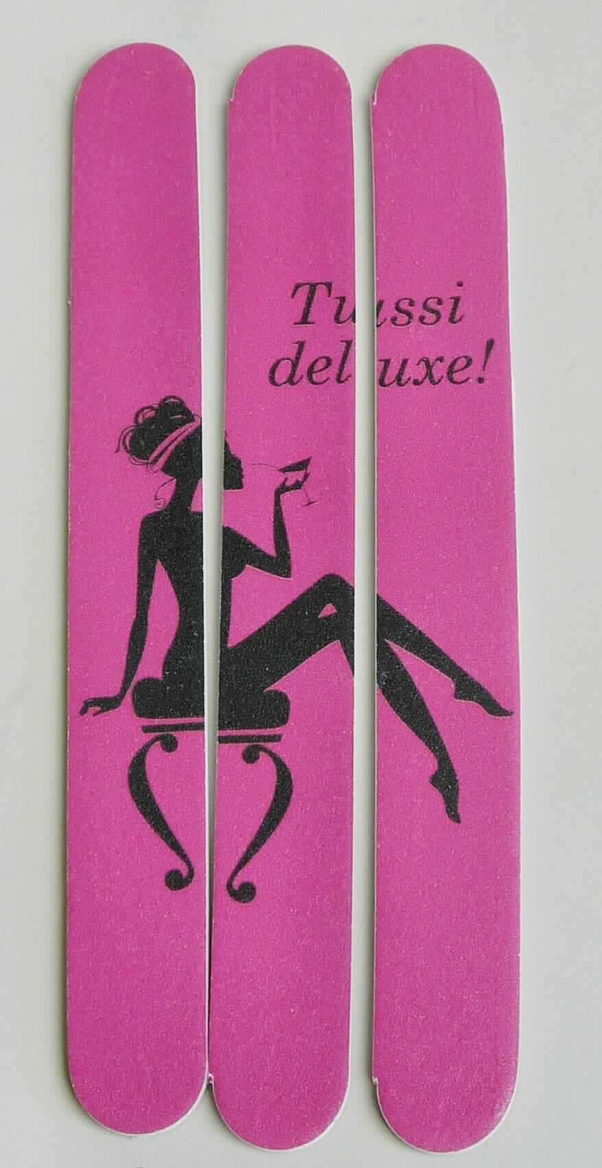 Angaben:
Warenbezeichnung: 3er Sandnagelfeile, 721315, Tussi deluxe & Lady like - Abmessungen: 17 x 2 cm - Sortierung: 12 x Tussi deluxe, 12 x Lady like - Material: EVA, PP.

Feststellungen:
äußere Beschaffenheit des vorgelegten Warenmusters: Set, bestehend aus drei pinkfarbenen, flachen, länglichen, biegsamen, mehrlagigen Nagelfeilen (Abmessungen: ca. 18 x 2 x 0,4 cm) mit abgerundeten Enden, beidseitiger Schleifmittellage und dem Aufdruck "Tussi deluxe" sowie eine schematische Darstellung einer auf einem Hocker sitzenden Frau. Der Artikel besteht augenscheinlich aus einem beidseitig mit Schleifpapier beschichteten Kern aus mehreren verschiedenen Kunststofflagen.

Die Angaben der Antragstellerin werden als zutreffend unterstellt.

Befund:
Zolltariflich handelt es sich bei dem Nagelfeilenset um Schleifmittel, in Pulverform, auf einer Unterlage aus anderen Stoffen, der Position 6805 des Zolltarifs.