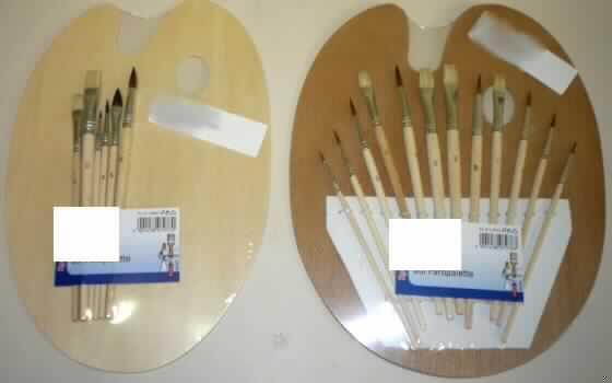 Warenzusammenstellungen in Aufmachung für den Einzelverkauf zum Malen, sog.
Künstler-Pinsel-Sets, 6-teilig und 12-teilig.
Das 6-teilige Set besteht aus:
- zwei Malpinseln in den Größen 8 und 12 mit beigefarbenen, flachen Pinselköpfen mit
  rechteckigem Querschnitt und vier Malpinseln in den Größen 2, 4, 6 und 10 mit spitz
  zulaufenden, braunen Pinselköpfen, aus Tierhaar, mit einer Fassung aus unedlem Metall
  und einem Stiel aus Holz, charakterbestimmend hinsichtlich der Verwendung und der
  Menge und
- einer ovalen Malpalette aus Sperrholz (L x B = ca. 29 x 20 cm).
Das 12-teilige Set besteht aus:
- vier Malpinseln in den Größen 8 und 12 mit beigefarbenen, flachen Pinselköpfen mit
  rechteckigem Querschnitt und acht Malpinseln in den Größen 2, 4, 6 und 10 mit spitz
  zulaufenden, braunen Pinselköpfen, aus Tierhaar, mit einer Fassung aus unedlem Metall
  und einem Stiel aus Holz, charakterbestimmend hinsichtlich der Verwendung und der
  Menge und
- einer ovalen Malpalette aus furniertem Holz (L x B = ca. 29 x 24 cm).
Die Pinsel liegen jeweils auf der Malpalette auf und sind mit dieser in Kunststofffolie
eingeschweißt für den Einzelverkauf aufgemacht.

Abbildung im Internet unter:
http://ec.europa.eu/taxation_customs/dds/ebticau_de.htm