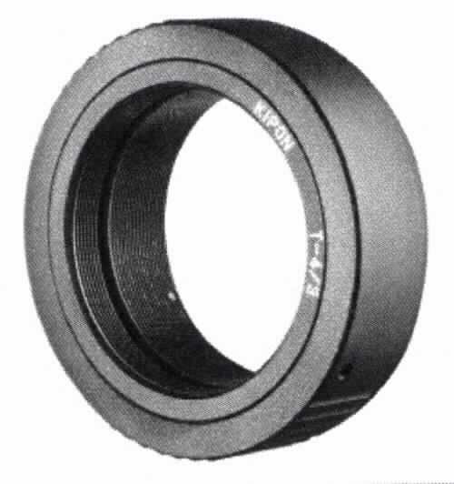 Sog. Kipon T2 Adapter auf 4/3, Artikelnummer: 15132, im Wesentlichen bestehend aus einem  Anschlussring mit T2 Gewinde aus unedlem Metall. 
Der T2-Adapter ist ein rein mechanischer Anschluss- bzw. Übergangsring.
Die Ware dient dem Anschluss von T2-Objektiven, Balgengeräten, Mikroskopadaptern, Teleskopen und anderen Vorsätzen mit T2 Gewinde an Kameras.

Das Erzeugnis ist als Zubehör für unterschiedliche optische Geräte des Kapitels 90 einsetzbar, u.a. ist der T2 Adapter für Waren der Position 9002, der Position 9005 und der Position 9011  bestimmt. Daher stellt sich dieser als Zubehör von Waren verschiedener Positionen des Kapitels 90 dar und ist gemäß der Anmerkung 2 c) zu Kapitel 90 in die Position 9033 einzureihen.

Abbildung: siehe Anlage

Das Erzeugnis wird als "Zubehör (in Kapitel 90 anderweit weder genannt noch inbegriffen) für Apparate und Geräte des Kapitels 90, keine Ware des KN-Codes: 9033 0010" eingereiht.