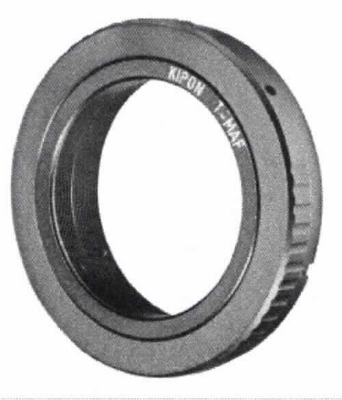 Sog. T2 Adapter auf Sony A, Artikelnummer: 10995, im Wesentlichen bestehend aus einem  Anschlussring mit T2 Gewinde aus unedlem Metall. 
Der T2-Adapter ist ein rein mechanischer Anschluss- bzw. Übergangsring.
Die Ware dient dem Anschluss von T2-Objektiven, Balgengeräten, Mikroskopadaptern, Teleskopen und anderen Vorsätzen mit T2 Gewinde an Kameras.

Das Erzeugnis ist als Zubehör für unterschiedliche optische Geräte des Kapitels 90 einsetzbar, u.a. ist der T2 Adapter für Waren der Position 9002, der Position 9005 und der Position 9011  bestimmt. Daher stellt sich dieser als Zubehör von Waren verschiedener Positionen des Kapitels 90 dar und ist gemäß der Anmerkung 2 c) zu Kapitel 90 in die Position 9033 einzureihen.

Abbildung: siehe Anlage

Das Erzeugnis wird als "Zubehör (in Kapitel 90 anderweit weder genannt noch inbegriffen) für Apparate und Geräte des Kapitels 90, keine Ware des KN-Codes: 9033 0010" eingereiht.