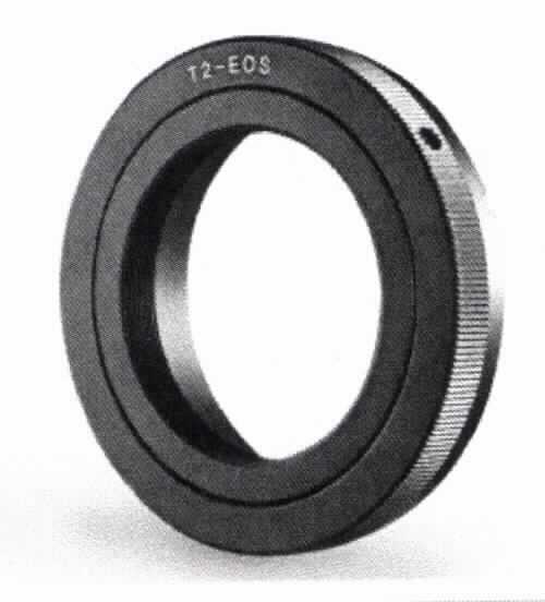 Sog. walimex T2 Adapter auf Canon EF, Artikelnummer: 10997, im Wesentlichen bestehend aus einem  Anschlussring mit T2 Gewinde aus unedlem Metall. 
Der T2-Adapter ist ein rein mechanischer Anschluss- bzw. Übergangsring.
Die Ware dient dem Anschluss von T2-Objektiven, Balgengeräten, Mikroskopadaptern, Teleskopen und anderen Vorsätzen mit T2 Gewinde an Kameras.

Das Erzeugnis ist als Zubehör für unterschiedliche optische Geräte des Kapitels 90 einsetzbar, u.a. ist der T2 Adapter für Waren der Position 9002, der Position 9005 und der Position 9011  bestimmt. Daher stellt sich dieser als Zubehör von Waren verschiedener Positionen des Kapitels 90 dar und ist gemäß der Anmerkung 2 c) zu Kapitel 90 in die Position 9033 einzureihen.

Abbildung: siehe Anlage

Das Erzeugnis wird als "Zubehör (in Kapitel 90 anderweit weder genannt noch inbegriffen) für Apparate und Geräte des Kapitels 90, keine Ware des KN-Codes: 9033 0010" eingereiht.