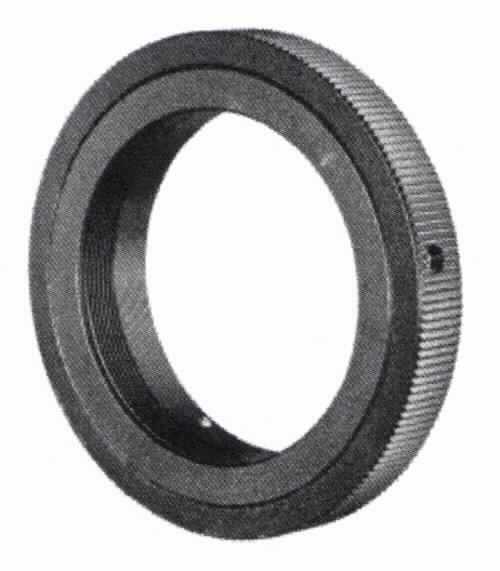 Sog. walimex T2 Adapter für Nikon AF/MF, Artikelnummer: 10999, im Wesentlichen bestehend aus einem  Anschlussring mit T2 Gewinde aus unedlem Metall.
Der T2-Adapter ist ein rein mechanischer Anschluss- bzw. Übergangsring.
Die Ware dient dem Anschluss von T2-Objektiven, Balgengeräten, Mikroskopadaptern, Teleskopen und anderen Vorsätzen mit T2 Gewinde an Kameras.

Das Erzeugnis ist als Zubehör für unterschiedliche optische Geräte des Kapitels 90 einsetzbar, u.a. ist der T2 Adapter für Waren der Position 9002, der Position 9005 und der Position 9011  bestimmt. Daher stellt sich dieser als Zubehör von Waren verschiedener Positionen des Kapitels 90 dar und ist gemäß der Anmerkung 2 c) zu Kapitel 90 in die Position 9033 einzureihen.

Abbildung: siehe Anlage

Das Erzeugnis wird als "Zubehör (in Kapitel 90 anderweit weder genannt noch inbegriffen) für Apparate und Geräte des Kapitels 90, keine Ware des KN-Codes: 9033 0010" eingereiht.