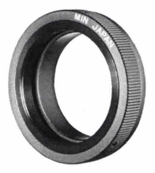 Sog. Kipon T2 Adapter auf Minolta MD, Artikelnummer: 11001, im Wesentlichen bestehend aus einem  Anschlussring mit T2 Gewinde aus unedlem Metall. 
Der T2-Adapter ist ein rein mechanischer Anschluss- bzw. Übergangsring.
Die Ware dient dem Anschluss von T2-Objektiven, Balgengeräten, Mikroskopadaptern, Teleskopen und anderen Vorsätzen mit T2 Gewinde an Kameras.

Das Erzeugnis ist als Zubehör für unterschiedliche optische Geräte des Kapitels 90 einsetzbar, u.a. ist der T2 Adapter für Waren der Position 9002, der Position 9005 und der Position 9011  bestimmt. Daher stellt sich dieser als Zubehör von Waren verschiedener Positionen des Kapitels 90 dar und ist gemäß der Anmerkung 2 c) zu Kapitel 90 in die Position 9033 einzureihen.

Abbildung: siehe Anlage

Das Erzeugnis wird als "Zubehör (in Kapitel 90 anderweit weder genannt noch inbegriffen) für Apparate und Geräte des Kapitels 90, keine Ware des KN-Codes: 9033 0010" eingereiht.