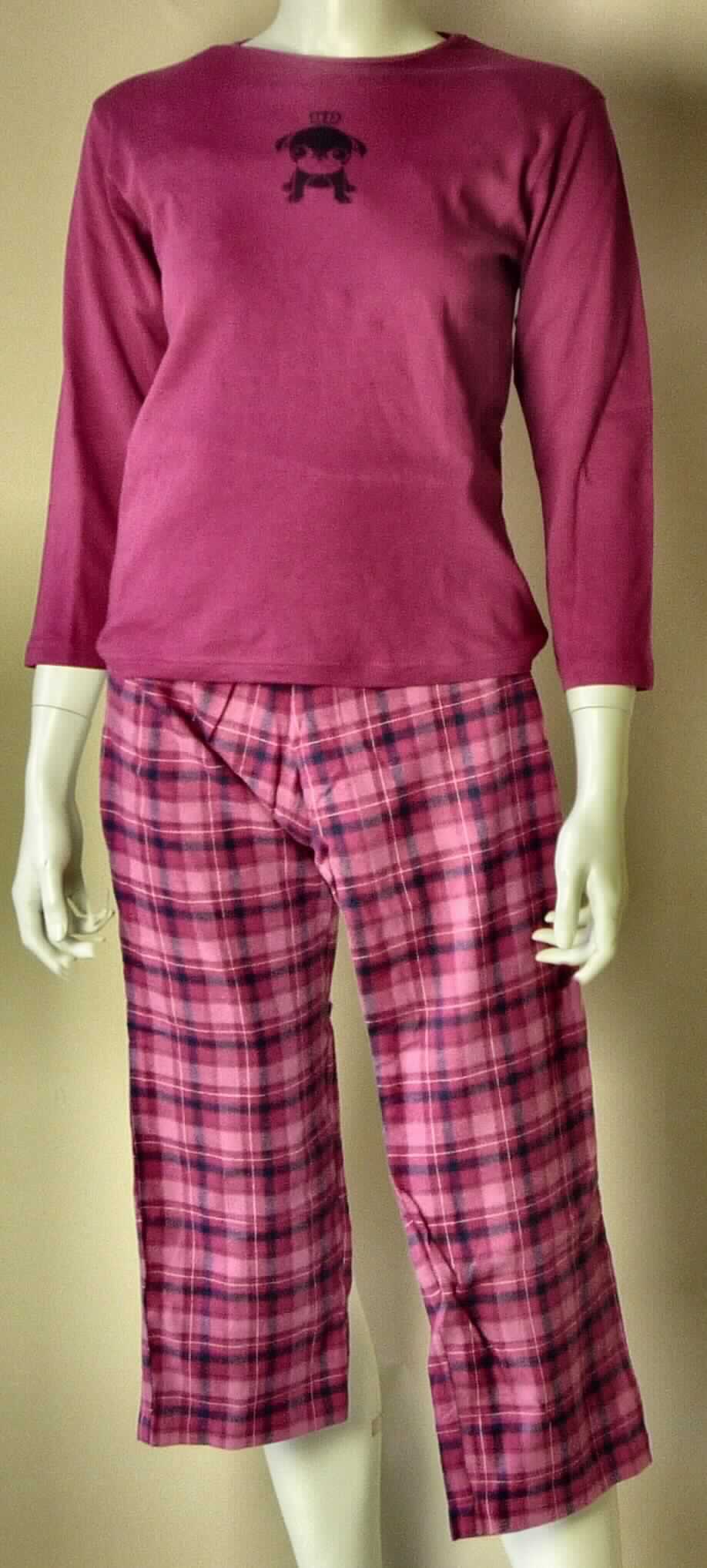 Zweiteilige Zusammenstellung, bestehend aus einem modischen Unterhemd und einer langen Hose, 
sog. Mädchen-Schlafanzug, Größe 140, Foto siehe Anlage,
- kein Schlafanzug, da die Kleidungsstücke nach ihren objektiven Merkmalen (insbesondere
  Schnitt, Ausstattung und Gesamteindruck) unterschiedslos im Bett oder an anderen Orten
  getragen werden können und daher nicht dazu bestimmt sind, ausschließlich oder im
  Wesentlichen als Nachtkleidung im Bett getragen zu werden,
- keine Kombination, u. a. weil ein Kleidungsstück der Position 6109 (modisches Unterhemd) nicht als Bestandteil
  einer Kombination zugelassen ist,
- lange Hose:
-- aus ca. 0,6 mm dicken, buntgewebten Geweben aus laut Antrag 100 % Baumwolle,
-- in der Taille abschließend, mit einem elastischen Taillenbund,
-- ohne Öffnung und ohne Verschluss; ohne Hinweis auf den Trägerkreis (unisex),
-- mit knöchellangen Hosenbeinen,
-- an den Beinabschlüssen durch Umschlagen und Festnähen gesäumt.

"Lange Hose, aus Geweben, für Frauen, aus Baumwolle, keine Arbeits- und Berufsbekleidung, kein Denim,
 kein Rippenschusssamt oder Rippenschussplüsch, nicht nach Batik-Verfahren handbedruckt"