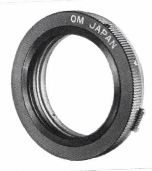 Sog. Kipon T2 Adapter auf Olympus OM, Artikelnummer: 11004, im Wesentlichen bestehend aus einem  Anschlussring mit T2 Gewinde aus unedlem Metall. 
Der T2-Adapter ist ein rein mechanischer Anschluss- bzw. Übergangsring.
Die Ware dient dem Anschluss von T2-Objektiven, Balgengeräten, Mikroskopadaptern, Teleskopen und anderen Vorsätzen mit T2 Gewinde an Kameras.

Das Erzeugnis ist als Zubehör für unterschiedliche optische Geräte des Kapitels 90 einsetzbar, u.a. ist der T2 Adapter für Waren der Position 9002, der Position 9005 und der Position 9011  bestimmt. Daher stellt sich dieser als Zubehör von Waren verschiedener Positionen des Kapitels 90 dar und ist gemäß der Anmerkung 2 c) zu Kapitel 90 in die Position 9033 einzureihen.

Abbildung: siehe Anlage

Das Erzeugnis wird als "Zubehör (in Kapitel 90 anderweit weder genannt noch inbegriffen) für Apparate und Geräte des Kapitels 90, keine Ware des KN-Codes: 9033 0010" eingereiht.