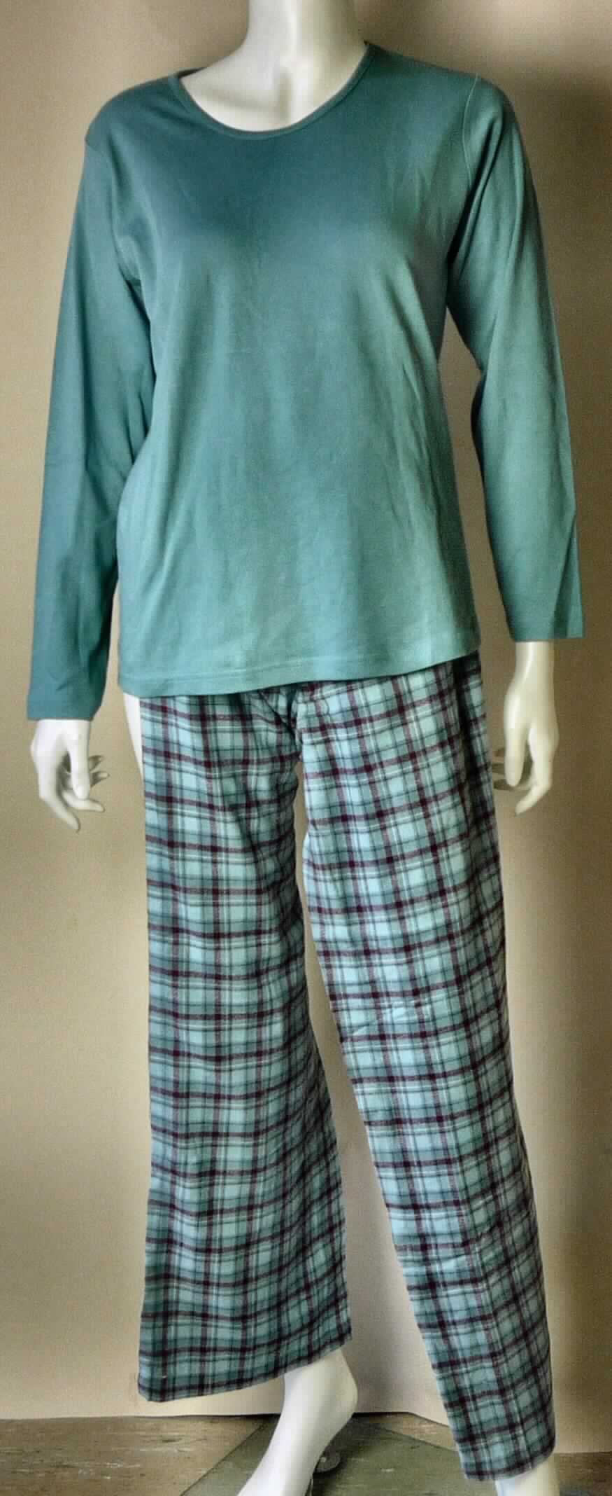 Zweiteilige Zusammenstellung, bestehend aus einem T-Shirt und einer langen Hose, sog. Damen-Schlafanzug,
Größe S, Foto siehe Anlage,
- kein Schlafanzug, da die Kleidungsstücke nach ihren objektiven Merkmalen (insbesondere Schnitt, Ausstattung 
  und Gesamteindruck) unterschiedslos im Bett oder an anderen Orten getragen werden können und daher nicht 
  dazu bestimmt sind, ausschließlich oder im Wesentlichen als Nachtkleidung im Bett getragen zu werden,
- keine Kombination, u. a. weil ein Kleidungsstück der Position 6109 (T-Shirt) nicht als Bestandteil einer 
  Kombination zugelassen ist,
- lange Hose:
-- aus ca. 0,6 mm dicken, buntgewebten Geweben aus laut Antrag 100 % Baumwolle,
-- in der Taille abschließend, mit einem elastischen Taillenbund,
-- ohne Öffnung und ohne Verschluss; ohne Hinweis auf den Trägerkreis (unisex),
-- mit knöchellangen Hosenbeinen,
-- an den Beinabschlüssen durch Umschlagen und Festnähen gesäumt.

"Lange Hose, aus Geweben, für Frauen, aus Baumwolle, keine Arbeits- und Berufsbekleidung, kein Denim,
 kein Rippenschusssamt oder Rippenschussplüsch, nicht nach Batik-Verfahren handbedruckt"