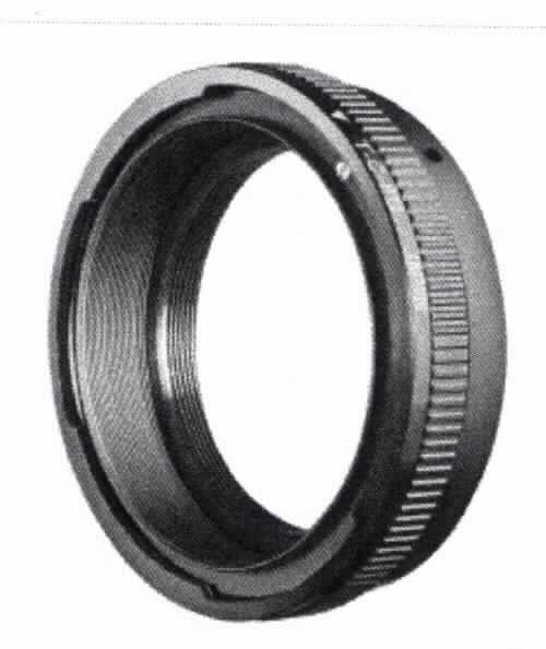 Sog. Kipon T2 Adapter auf Canon FD, Artikelnummer: 11005, im Wesentlichen bestehend aus einem  Anschlussring mit T2 Gewinde aus unedlem Metall. 
Der T2-Adapter ist ein rein mechanischer Anschluss- bzw. Übergangsring.
Die Ware dient dem Anschluss von T2-Objektiven, Balgengeräten, Mikroskopadaptern, Teleskopen und anderen Vorsätzen mit T2 Gewinde an Spiegelreflexkameras.

Das Erzeugnis ist als Zubehör für unterschiedliche optische Geräte des Kapitels 90 einsetzbar, u.a. ist der T2 Adapter für Waren der Position 9002, der Position 9005 und der Position 9011  bestimmt. Daher stellt sich dieser als Zubehör von Waren verschiedener Positionen des Kapitels 90 dar und ist gemäß der Anmerkung 2 c) zu Kapitel 90 in die Position 9033 einzureihen.

Abbildung: siehe Anlage

Das Erzeugnis wird als "Zubehör (in Kapitel 90 anderweit weder genannt noch inbegriffen) für Apparate und Geräte des Kapitels 90, keine Ware des KN-Codes: 9033 0010" eingereiht.