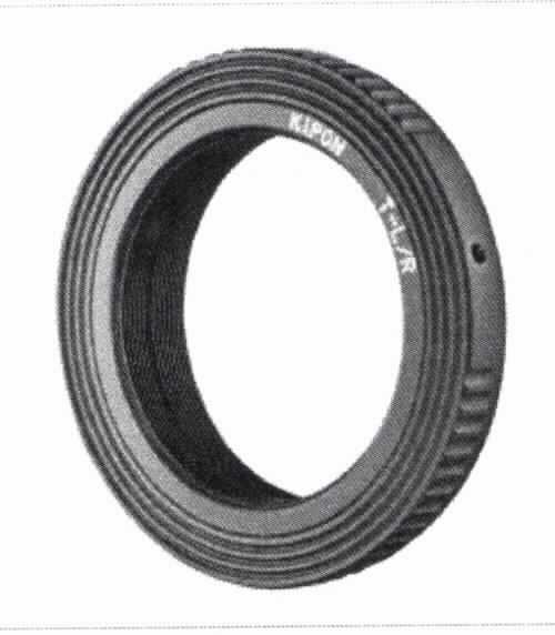 Sog. Kipon T2 Adapter auf Leica R/SL, Artikelnummer: 11009, im Wesentlichen bestehend aus einem  Anschlussring mit T2 Gewinde aus unedlem Metall. 
Der T2-Adapter ist ein rein mechanischer Anschluss- bzw. Übergangsring.
Die Ware dient dem Anschluss von T2-Objektiven, Balgengeräten, Mikroskopadaptern, Teleskopen und anderen Vorsätzen mit T2 Gewinde an Spiegelreflexkameras.

Das Erzeugnis ist als Zubehör für unterschiedliche optische Geräte des Kapitels 90 einsetzbar, u.a. ist der T2 Adapter für Waren der Position 9002, der Position 9005 und der Position 9011  bestimmt. Daher stellt sich dieser als Zubehör von Waren verschiedener Positionen des Kapitels 90 dar und ist gemäß der Anmerkung 2 c) zu Kapitel 90 in die Position 9033 einzureihen.

Abbildung: siehe Anlage

Das Erzeugnis wird als "Zubehör (in Kapitel 90 anderweit weder genannt noch inbegriffen) für Apparate und Geräte des Kapitels 90, keine Ware des KN-Codes: 9033 0010" eingereiht.