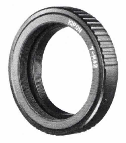 Sog. Kipon T2 Adapter auf M42, Artikelnummer: 11020, im Wesentlichen bestehend aus einem  Anschlussring mit T2 Gewinde aus unedlem Metall. 
Der T2-Adapter ist ein rein mechanischer Anschluss- bzw. Übergangsring.
Die Ware dient dem Anschluss von T2-Objektiven, Balgengeräten, Mikroskopadaptern, Teleskopen und anderen Vorsätzen mit T2 Gewinde an Spiegelreflexkameras.

Das Erzeugnis ist als Zubehör für unterschiedliche optische Geräte des Kapitels 90 einsetzbar, u.a. ist der T2 Adapter für Waren der Position 9002, der Position 9005 und der Position 9011  bestimmt. Daher stellt sich dieser als Zubehör von Waren verschiedener Positionen des Kapitels 90 dar und ist gemäß der Anmerkung 2 c) zu Kapitel 90 in die Position 9033 einzureihen.

Abbildung: siehe Anlage

Das Erzeugnis wird als "Zubehör (in Kapitel 90 anderweit weder genannt noch inbegriffen) für Apparate und Geräte des Kapitels 90, keine Ware des KN-Codes: 9033 0010" eingereiht.