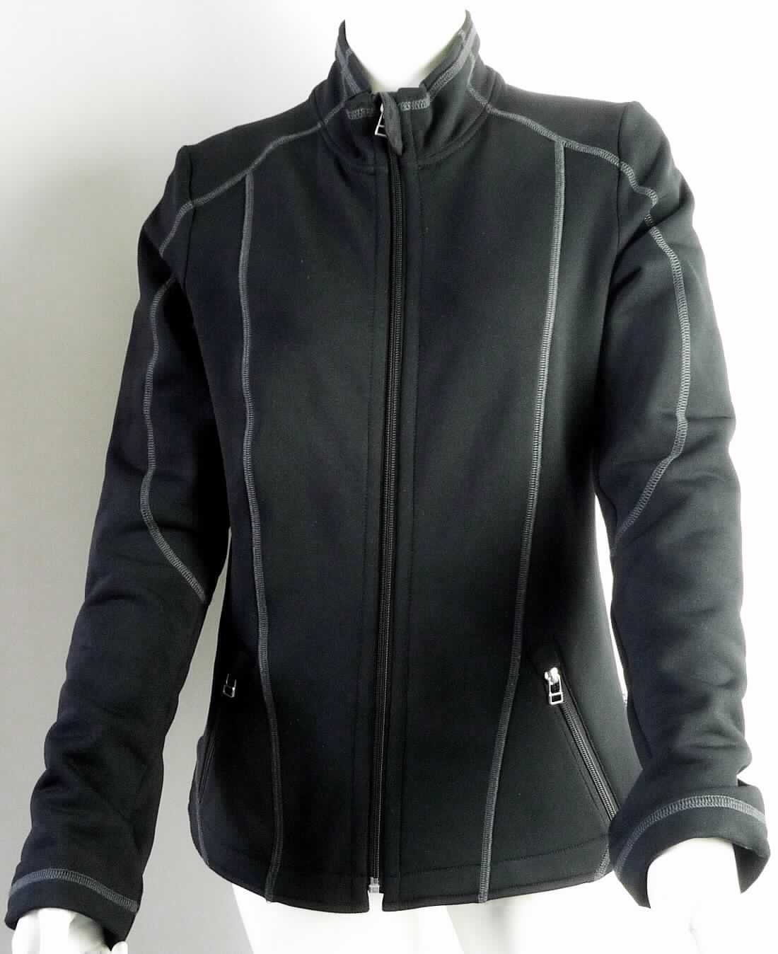 Jacke, sog. Frauenjacke, Art.1744679, Größe M, Foto siehe Anlage,
- aus ca. 1,6 mm dicken, einfarbigen, einseitig (Innenseite) gerauten Gewirken aus laut Antrag 92 %  Polyester und 
  8 % Elasthan (beides synthetische Chemiefasern),
- fast bis zum Schritt reichend (Rückenlänge: ca. 69 cm), 
- mit einem hohen Kragen,
- vorn mit einer durchgehenden Öffnung mit Reißverschluss, am oberen Rand mit einer Überlappung von
  links auf rechts (Männerkleidung), somit keine Ware der Position 6104,
- mit langen Ärmeln,
- vorn mit zwei eingesetzten Taschen mit Reißverschluss unterhalb der Taille,
- in Bahnen gearbeitet, 
- stellt sich aufgrund des Schnitts und der Ausstattung als Jacke dar.

"Jacke, aus Gewirken, für Männer, aus synthetischen Chemiefasern"