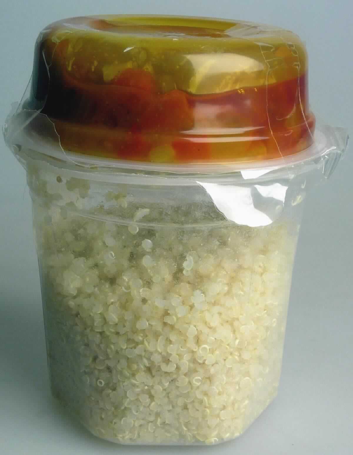 Quinoa-Fertiggericht

Antragsangaben:
Quinoa Cups

Beschreibung des vorgelegten Warenmusters:
Zwei verschieden große, durchsichtige Kunststoffbecher (Höhe ca. 3 cm bzw. 8 cm; Durchmesser ca. 8 cm) 
mit abziehbarer Deckelfolie luftdicht verpackt, wobei der kleinere Becher (Aufdruck: Quinoa Snack: Zwiebel - 
Tomate) umgekehrt auf dem größeren Becher befestigt ist; zwischen den beiden Bechern befinden sich drei Kunststoffteile, verpackt in Klarsichtfolie, die zu einer Gabel zusammengesetzt werden können.

Inhalt: Großer Becher: feuchtes, weich gekochtes, verzehrfertiges, hellbeiges Quinoa; 
Kleiner Becher: orangerote, ölige saucenartige Masse mit roten Paprika- ,Tomaten- sowie Zwiebelstückchen, 
nach Art eines Chutneys zubereitet, mit würzigem Geruch und Geschmack, u. a. nach Curry.

Gemäß dem Produktdatenblatt umschließt die beiden Becher ein bunt bedruckter Faltkarton mit Angaben 
zum Produkt (Quinoa Mix); Es werden außerdem Angaben über die Füllmenge (Nettogewicht: 105 g Quinoa/
105 g Topping), die Zutaten (siehe Feld 8) und die Zubereitung gemacht (Topping (Erzeugnis im kleinen 
Becher) mit dem gekochten Quinoa im großen Becher vermischen und mit der beigefügten Gabel sofort 
verzehren; kalt oder warm verzehrbar).

Es liegt eine Warenzusammenstellung in Aufmachung für den Einzelverkauf vor, wobei der Charakter der 
Ware aufgrund seiner Bedeutung für das herzustellende Gericht durch das durch Kochen zubereitete 
Quinoa-Getreide bestimmt wird.

Getreide (ausgenommen Mais) in Form von Körnern, vorgekocht, anderweit weder genannt noch inbegriffen, 
auf der Grundlage von Quinoa (Reismehl)