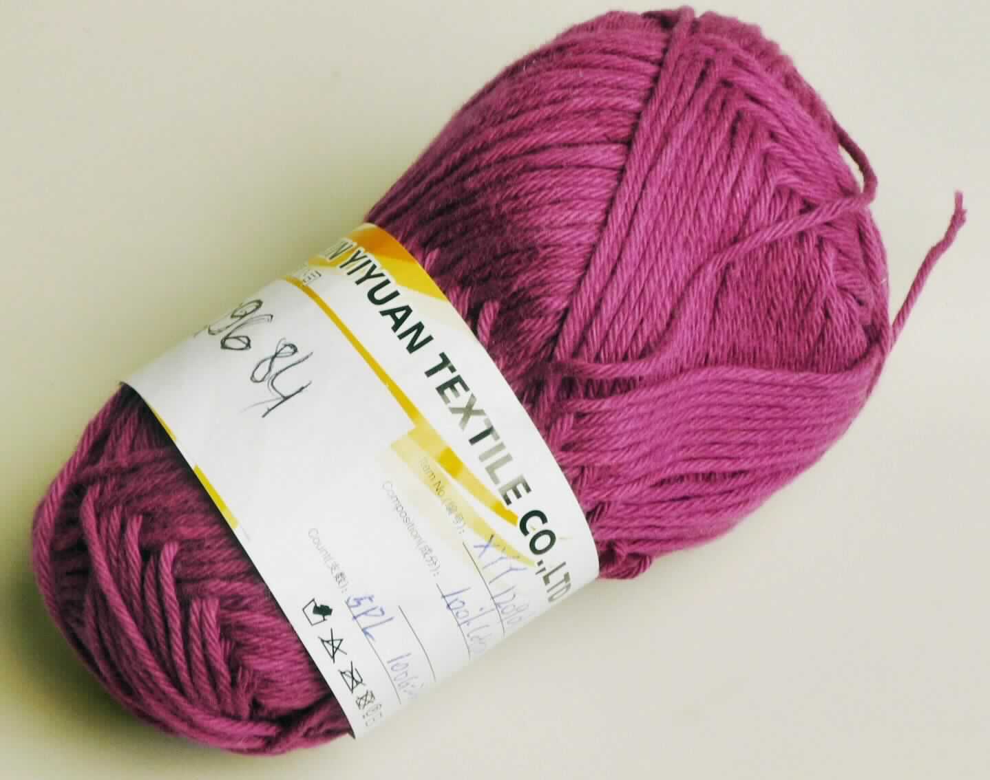 Garne, sog. Strickgarn 50 g Klassik, Art. 729684, Foto siehe Anlage,
- laut Antrag 6-farbig sortiert, jeweils 10 Knäuel in den Farben braun, berry, grün, blau, lila und schwarz; 
  veranschaulicht durch ein Knäuel in der Farbe berry,
- aus laut Antrag 100 % Baumwolle,
- gezwirnt, mit einer S-Drehung als letzter Drehung (kein Nähgarn),
- mit einem Titer von ca. 4348 dtex (kein Bindfaden der Position 5607),
- mit einem Gewicht von 50 g je Knäuel (in Aufmachung für den Einzelverkauf).

"Garne aus Baumwolle, kein Nähgarne, in Aufmachungen für den Einzelverkauf, mit einem Anteil an Baumwolle
  von mehr als 85 GHT"