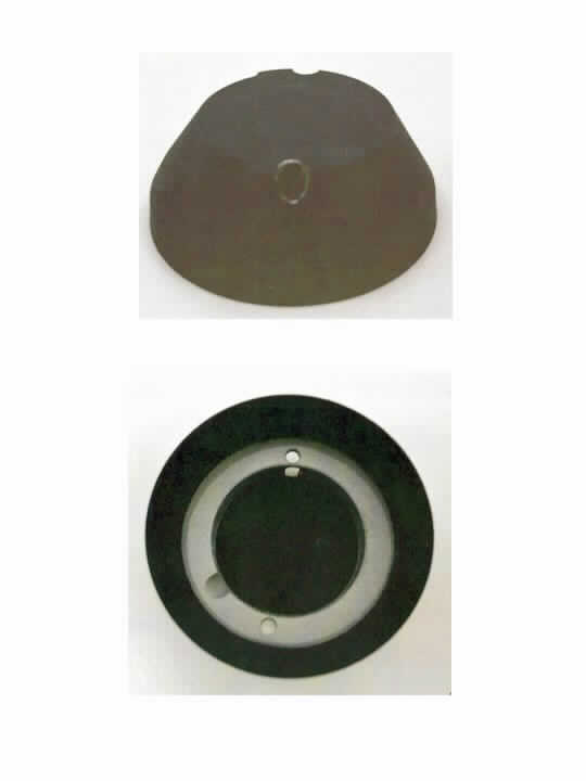 Nach den vorgelegten Unterlagen der Antragstellerin handelt sich um eine Kappe aus Stahl mit der Form eines Kegelstumpfes mit kreisrundem Grundriss und einem Durchmesser an der Basis von etwa 84 mm, mit einem Durchmesser an der stumpfen Spitze von etwa 49 mm und einer Höhe von etwa 32,5 mm). Die mit einem schwarzen Überzug versehene Kappe ist mit zwei Durchbohrungen ausgestattet, die am Rand der Spitze gegenüberliegend platziert sind. Des Weiteren weist das Erzeugnis eine auf der Außenseite platzierte zusätzliche Anschrägung auf, die den Rand der Spitze als Kreisbogen mit einem Winkel von etwa 140° umläuft. 

Abbildung siehe Anlage. 

Das als "Front Cover" bezeichnete Erzeugnis soll als vordere Abdeckung des Suchkopfes von Lenkflugkörpern eines Waffensystems zur Panzerabwehr dienen.

Derartige Erzeugnisse gehören als "Teile von Raketen, zu Kriegszwecken" zur Codenummer 9306 9010 00 0 des Elektronischen Zolltarifs.