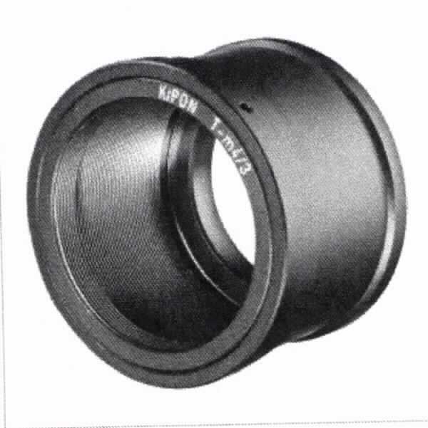 Sog. Kipon T2 Adapter auf MFT, Artikelnummer: 16412, im Wesentlichen bestehend aus einem  Anschlussring mit T2 Gewinde aus unedlem Metall. 
Der T2-Adapter ist ein rein mechanischer Anschluss- bzw. Übergangsring.
Die Ware dient dem Anschluss von T2-Objektiven, Balgengeräten, Mikroskopadaptern, Teleskopen und anderen Vorsätzen mit T2 Gewinde an Spiegelreflexkameras.

Das Erzeugnis ist als Zubehör für unterschiedliche optische Geräte des Kapitels 90 einsetzbar, u.a. ist der T2 Adapter für Waren der Position 9002, der Position 9005 und der Position 9011  bestimmt. Daher stellt sich dieser als Zubehör von Waren verschiedener Positionen des Kapitels 90 dar und ist gemäß der Anmerkung 2 c) zu Kapitel 90 in die Position 9033 einzureihen.

Abbildung: siehe Anlage

Das Erzeugnis wird als "Zubehör (in Kapitel 90 anderweit weder genannt noch inbegriffen) für Apparate und Geräte des Kapitels 90, keine Ware des KN-Codes: 9033 0010" eingereiht.