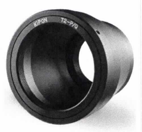 Sog. Kipon T2 Adapter auf Pentax Q, Artikelnummer: 18313, im Wesentlichen bestehend aus einem  Anschlussring mit T2 Gewinde aus unedlem Metall. 
Der T2-Adapter ist ein rein mechanischer Anschluss- bzw. Übergangsring.
Die Ware dient dem Anschluss von T2-Objektiven, Balgengeräten, Mikroskopadaptern, Teleskopen und anderen Vorsätzen mit T2 Gewinde an Kameras.

Das Erzeugnis ist als Zubehör für unterschiedliche optische Geräte des Kapitels 90 einsetzbar, u.a. ist der T2 Adapter für Waren der Position 9002, der Position 9005 und der Position 9011  bestimmt. Daher stellt sich dieser als Zubehör von Waren verschiedener Positionen des Kapitels 90 dar und ist gemäß der Anmerkung 2 c) zu Kapitel 90 in die Position 9033 einzureihen.

Abbildung: siehe Anlage

Das Erzeugnis wird als "Zubehör (in Kapitel 90 anderweit weder genannt noch inbegriffen) für Apparate und Geräte des Kapitels 90, keine Ware des KN-Codes: 9033 0010" eingereiht.