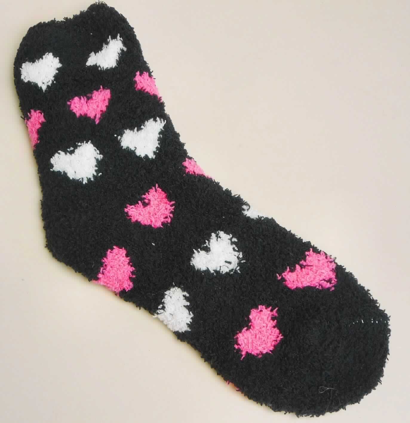 Socke, sog. Kuschelsocken, Art. 729644, in Erwachsenengröße, Foto siehe Anlage,
- aus bis zu 4,7 mm dicken, buntgewirkten Gewirken aus laut Antrag 100 % Polyester (synthetische Chemiefasern),
- schlauchförmig abgepasst gewirkt und an der Fußspitze durch Zusammennähen konfektioniert; 
  mit ausgearbeiteter Ferse,
- am oberen Ende mit einem eingezogenen elastischen Band,
- den Knöchel bedeckend, nicht bis zur Mitte der Waden reichend (somit kein Kniestrumpf bzw. Strumpf für 
  Frauen).

"Socke, aus Gewirken, aus synthetischen Chemiefasern"