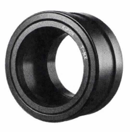 Sog. Kipon T2 Adapter auf Samsung NX, Artikelnummer: 19556, im Wesentlichen bestehend aus einem  Anschlussring mit T2 Gewinde aus unedlem Metall. 
Der T2-Adapter ist ein rein mechanischer Anschluss- bzw. Übergangsring.
Die Ware dient dem Anschluss von T2-Objektiven, Balgengeräten, Mikroskopadaptern, Teleskopen und anderen Vorsätzen mit T2 Gewinde an Kameras.

Das Erzeugnis ist als Zubehör für unterschiedliche optische Geräte des Kapitels 90 einsetzbar, u.a. ist der T2 Adapter für Waren der Position 9002, der Position 9005 und der Position 9011  bestimmt. Daher stellt sich dieser als Zubehör von Waren verschiedener Positionen des Kapitels 90 dar und ist gemäß der Anmerkung 2 c) zu Kapitel 90 in die Position 9033 einzureihen.

Abbildung: siehe Anlage

Das Erzeugnis wird als "Zubehör (in Kapitel 90 anderweit weder genannt noch inbegriffen) für Apparate und Geräte des Kapitels 90, keine Ware des KN-Codes: 9033 0010" eingereiht.