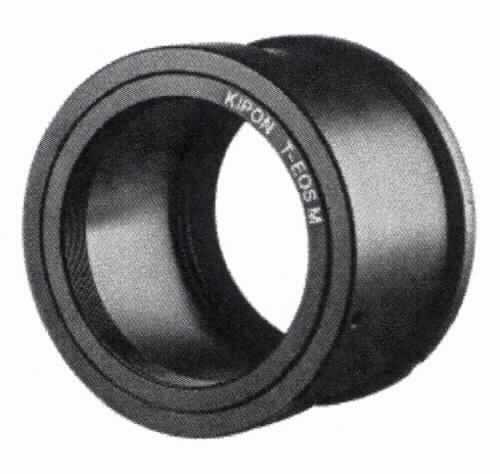 Sog. Kipon T2 Adapter auf Canon M, Artikelnummer: 19558, im Wesentlichen bestehend aus einem  Anschlussring mit T2 Gewinde aus unedlem Metall. 
Der T2-Adapter ist ein rein mechanischer Anschluss- bzw. Übergangsring.
Die Ware dient dem Anschluss von T2-Objektiven, Balgengeräten, Mikroskopadaptern, Teleskopen und anderen Vorsätzen mit T2 Gewinde an Kameras.

Das Erzeugnis ist als Zubehör für unterschiedliche optische Geräte des Kapitels 90 einsetzbar, u.a. ist der T2 Adapter für Waren der Position 9002, der Position 9005 und der Position 9011  bestimmt. Daher stellt sich dieser als Zubehör von Waren verschiedener Positionen des Kapitels 90 dar und ist gemäß der Anmerkung 2 c) zu Kapitel 90 in die Position 9033 einzureihen.

Abbildung: siehe Anlage

Das Erzeugnis wird als "Zubehör (in Kapitel 90 anderweit weder genannt noch inbegriffen) für Apparate und Geräte des Kapitels 90, keine Ware des KN-Codes: 9033 0010" eingereiht.