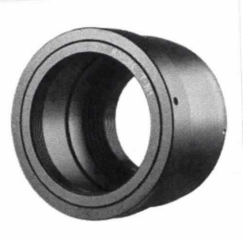 Sog. T2 Adapter auf Nikon 1, Artikelnummer: 19560, im Wesentlichen bestehend aus einem  Anschlussring mit T2 Gewinde aus unedlem Metall. 
Der T2-Adapter ist ein rein mechanischer Anschluss- bzw. Übergangsring.
Die Ware dient dem Anschluss von T2-Objektiven, Balgengeräten, Mikroskopadaptern, Teleskopen und anderen Vorsätzen mit T2 Gewinde an Kameras.

Das Erzeugnis ist als Zubehör für unterschiedliche optische Geräte des Kapitels 90 einsetzbar, u.a. ist der T2 Adapter für Waren der Position 9002, der Position 9005 und der Position 9011  bestimmt. Daher stellt sich dieser als Zubehör von Waren verschiedener Positionen des Kapitels 90 dar und ist gemäß der Anmerkung 2 c) zu Kapitel 90 in die Position 9033 einzureihen.

Abbildung: siehe Anlage

Das Erzeugnis wird als "Zubehör (in Kapitel 90 anderweit weder genannt noch inbegriffen) für Apparate und Geräte des Kapitels 90, keine Ware des KN-Codes: 9033 0010" eingereiht.
