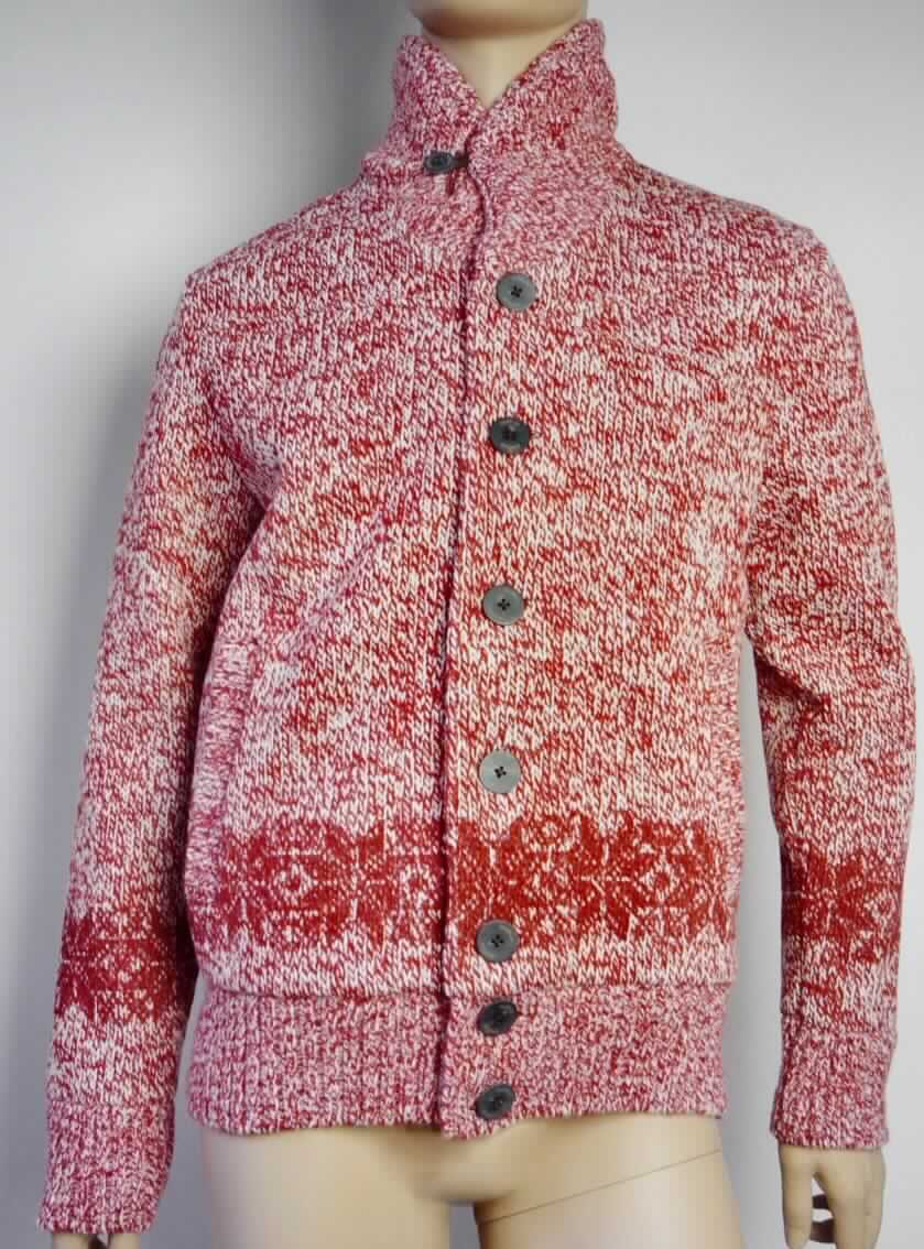 Blouson, sog. Midlayer Bergen, Art. 525352, Größe L, Foto siehe Anlage,
- aus ca. 3,8 mm dicken, dreilagigen, durch Kleben miteinander verbundenen Flächenerzeugnissen mit einer
  Außenlage aus buntgewirkten Gewirken aus laut Antrag überwiegend Wolle und aus Acrylic (synthetische 
  Chemiefasern), einer Zwischenlage aus Zellkunststoff (laut Antrag: Polyurethan), die im Querschnitt mit dem 
  bloßen Auge nicht wahrnehmbar ist (keine Meterware der Position 5903), und einer Innenlage aus einseitig 
  (Innenseite) gerauten Gewirken aus laut Antrag 100 % Polyester (synthetische Chemiefasern),
- über die Taille reichend (Rückenlänge: ca. 68 cm),
- mit einem Stehkragen,
- mit einer durchgehenden Öffnung mit Knopfverschluss von links über rechts (Männerkleidung),
- mit langen Ärmeln, die über den unteren Rand des Kleidungsstücks hinausreichen; an den Ärmelenden mit 
  gerippt gewirkten, verengenden Bündchen aus den o. g. buntgewirkten Gewirken,
- mit zwei eingesetzten, offenen Taschen unterhalb der Taille,
- am unteren Rand mit einem angesetzten, ca. 7 cm breiten, verengenden Bund aus den o. g. buntgewirkten 
  Gewirken,
- im Hinblick auf das äußere Erscheinungsbild und den Umfang überwiegen die buntgewirkten Gewirke, sie 
  bilden damit das für die Spinnstoffermittlung maßgebende Flächenerzeugnis.

"Blouson, aus Gewirken, aus Wolle, für Männer"