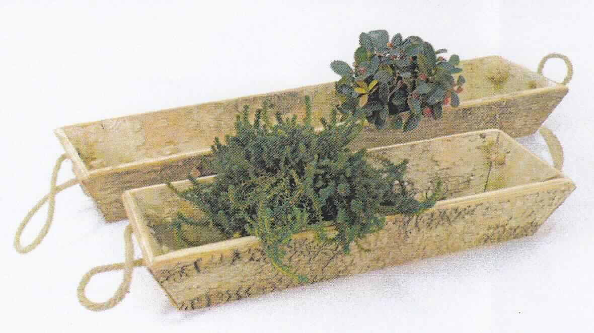 "Tablett, Art. 60987"
- rechteckige, tablettartige Behälter mit ca. 8 cm hohen schrägen Seitenwänden, in zwei verschiedenen 
  Größen (45 x 8 x 15 cm und 65 x 8 x 15 cm) 
  aus Birkenholz mit anhaftender Rinde innen und außen (lt. Antragsteller) und jeweils seitlich angebrachten 
  Griffkordeln aus Spinnstoffen,
- zur Aufnahme von Dekorationsmaterial,
- zur Ausstattung von Innenräumen (kein Küchenartikel).
(Abbildung siehe Anlage)

"Innenausstattungsgegenstand aus Holz, kein Holz mit Einlegearbeit, nicht aus tropischem Holz im Sinne der Zusätzlichen Anmerkung 2 zu Kapitel 44"