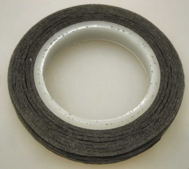 Bei dem als "Linierband" bezeichneten Erzeugnis handelt es sich nach dem zur Veranschaulichung vorgelegten Warenmuster, dem Untersuchungsergebnis und den ergänzenden Angaben der Antragstellerin um einen etwa 7 mm breiten, auf eine Kunststoffhülse aufgewickelten Streifen schwarzen Papiers aus Holzzellstoff, der auf der Unterseite mit einer selbstklebenden Beschichtung auf Kunststoffbasis und auf der Oberseite mit einem dünnen Kunststoffüberzug versehen ist (silikonisiert). Die Ware ist in einem klarsichtigen Kunststofffolienbeutel mit Pappheader mit Eurolochung verpackt und soll als Ersatzteil für Modellautos dienen.

Derartige Waren gehören als "Papiere, gummiert oder mit Klebeschicht versehen, selbstklebend, andere als mit nicht vulkanisiertem Naturkautschuk oder nicht vulkanisiertem synthetischen Kautschuk gestrichen, in Rollen, ausgenommen Waren von der in den Position 4803, 4809 oder 4810 beschriebenen Art" zur Codenummer 4811 4190 00 des Integrierten Zolltarifs der EG (TARIC).