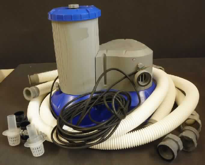 Sog. Standfilterpumpe für Pools,
- aus einer runden Filtereinheit mit gezackt angeordnetem Filterflies und einer am Filtergehäu-
  se anmontierten elektrisch betriebenen Wasserpumpe in einem gemeinsamen, spezifisch 
  geformten Kunststoffgehäuse (Abmessungen: 520 x 410 x 480 mm) mit Wasserzu- und ab- 
  lauföffnungen, Entlüftungsventilen sowie einem Netzanschlusskabel von ca. 9,5 m (Abbildung
  siehe Anlage,
- zum Reinigen von Poolwasser mittels Filtration,
- zusammen mit Beipack (zwei Anschlussschläuchen, zwei Grobschmutzsieben, vier An- 
  schlussadapter, vier O-Ringen, zwei Schlauchklemmen sowie zwei Montageanleitungen) in
  einer gemeinsamen Verkaufsumschließung.
Die Standfilterpumpe bestimmt den Charakter des Ganzen.

"Apparat zum Filtrieren oder Reinigen von Wasser, nicht für zivile Luftfahrzeuge - sog. Stand-
filterpumpe, in Warenzusammenstellung mit nicht charakterbestimmendem Beipack