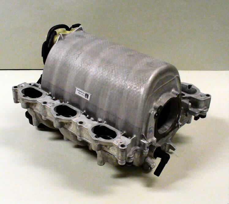 Sog. Schaltsaugrohr
- in Form eines Einbauelements aus Aluminium-Druckguss, mit zentralem Sammler (Luft-
  eingang), Druckluft- und Elektro-Ausrüstung, beidseitigen Ansatzflächen (Flanschen)
  sowie mit Bohrungen und Montageelemten (Abbildung siehe Anlage),
- zur Verteilung von aufgenommener Saugluft und Luft-Kraftstoff-Gemisch auf die Zylinder
  eines Kolbenverbrennungsmotors,
- in gleicher Weise bestimmt zur funktionalen Integration in Benzin- und Dieselmotoren.

"Teil, erkennbar ausschließlich für Kolbenverbrennungsmotoren der Positionen 8407 und 
8408 bestimmt (für Kraftfahrzeugmotoren), in gleicher Weise für Motoren mit Fremdzündung 
und Motoren mit Selbstzündung geeignet - sog. Schaltsaugrohr"