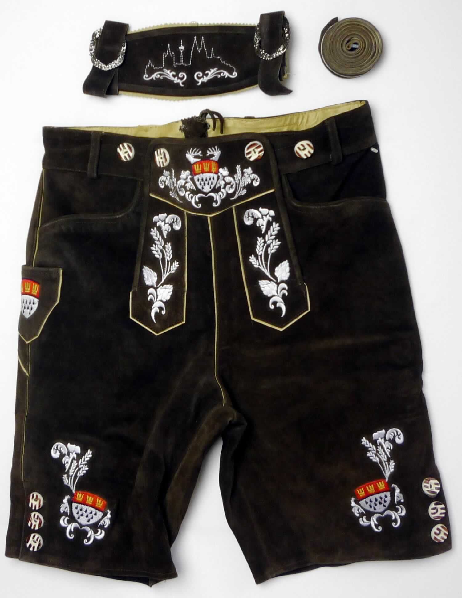 Kleidung aus Leder, sog. Lederhose, Foto siehe Anlage, 
- in der Art einer bayrischen Trachtenhose gearbeitet, 
- aus Leder (lt. Antrag Rindsleder), 
- auf der Vorderseite mit einer Öffnung mit Knöpfen, die mit einem Latz mit Knöpfen aus Kunststoff
  verschlossen wird, 
- mit längenverstellbaren Hosenträgern in H-Form mit Schnallen aus unedlem Metall, durch Knöpfe am Bund
  befestigt,
- mit Stickereien auf dem Latz, im Kniebereich und auf den Hosenträgern verziert, 
- auf der Rückseite am Bund mit Ösen ausgestattet, um die Hose mit einer Schnürung zu verengen,
- mit zwei seitlichen Vordertaschen, einer Messertasche und mit einer Gesäßtasche, 
- mit kurzen Hosenbeinen (Seitenlänge ca. 57 cm), 
- an den Beinabschlüssen mit Knöpfen ausgestattet,
- gefüttert.

"Kleidung aus Leder"