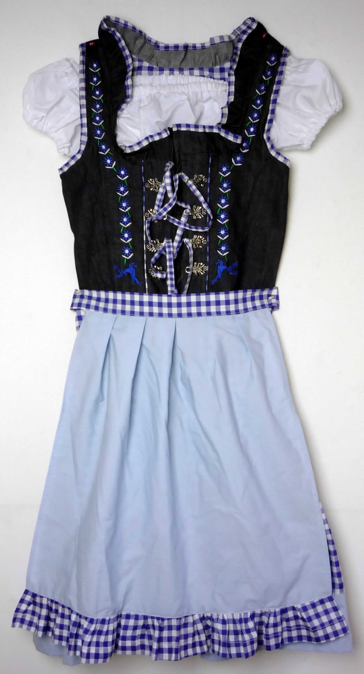 Dirndl, Art. 47027005, Größe S, Foto siehe Anlage,
- stellt sich als dreiteilige Zusammenstellung dar, bestehend aus einem Kleid, einem Oberteil (andere Kleidung) 
  und einer Schürze, 
- getrennte Einreihung der einzelnen Bestandteile, weil die Kleidungsstücke nicht als Kombination zusammen 
  in eine Position eingereiht werden dürfen, u. a. da das Kleid und die Schürze als Bestandteil einer Kombination 
  nicht zugelassen sind,
- alle Spinnstoffe aus laut Antrag 100 % Baumwolle,
- Oberteil:
-- aus ca. 0,2 mm dicken, einfarbigen Geweben,
-- oberhalb der Taille endend (Rückenlänge: ca. 25 cm), u. a. deshalb keine Ware der Position 6206,
-- mit einem runden Halsausschnitt,
-- ohne Öffnung und ohne Verschluss,
-- ohne Hinweise auf den Trägerkreis (unisex),
-- mit kurzen Ärmeln, an den Ärmelenden elastisch verengt,
-- am unteren Rand mit einem verengenden, elastischen Abschluss,
-- keine Arbeits- und Berufskleidung.

"Kleidung, andere als in den Positionen 6201 bis 6210 genannte, aus Geweben, andere als in den Unterpositionen
 6211 11 bis 6211 20 genannte, für Frauen, aus Baumwolle, andere als in den Unterpositionen 6211 4210 bis 
 6211 4242 genannte"