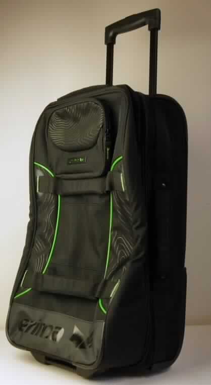 Reisekoffer, sog. Sporttasche mit Rollen, Foto siehe Anlage,
- mit einer Außenseite überwiegend aus Spinnstoffen,
- am Bodenteil und im unteren Bereich einer Längsseite aus Kunststofffolien,
- - der Spinnstoff bestimmt nach dem Umfang den Charakter der Außenseite,
- mit einem ausziehbaren Griff zum Ziehen des Koffers auf zwei Rollen,
- mit jeweils einem Tragegriff am oberen Ende und an einer Schmalseite,
- mit zwei gepolsterten Tragegriffen an der oberen Längsseite,
- an der oberen Längsseite mit einem aufgesetzten Fach mit Reißverschluss,
- mit einem an drei Seiten umlaufenden Reißverschluss,
- der Kofferboden ist mit einer Abdeckung mit einem darauf eingenähten Reißverschlussfach 
  versehen, die mit einem an drei Seiten umlaufenden Reißverschluss zu öffnen ist, 
- an der Innenseite des Deckels mit drei aufgenähten Fächern mit Reißverschluss versehen,
- überwiegend formstabil gearbeitet, mit einer Größe von ca. 32 x 25 x 58 cm,
- keine Tasche für Sportartikel, da nicht speziell zur Aufnahme von Sportgeräten hergerichtet,
- ohne Hinweise auf Handarbeit.

"Reisekoffer, mit Außenseite aus Spinnstoffen (charakterbestimmend) und Kunststofffolie,
 nicht handgearbeitet"