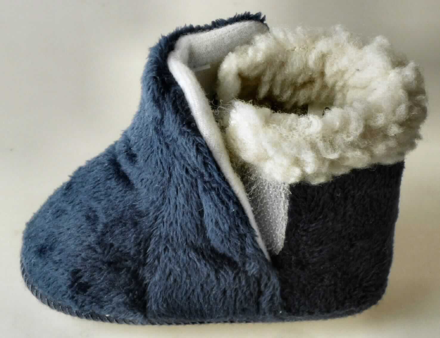 Babyschuhe (lt. Antrag: "715 303 Plüschstiefel", Foto siehe Anlage)
- mit Laufsohlen aus Spinnstoff (den größten Teil Berührungsfläche mit dem Boden bildend) 
  und vereinzelten Kunststoffnoppen (der Spinnstoff erfüllt die an eine normal genutzte 
  Laufsohle eines Hausschuhes gestellten Anforderungen hinsichtlich Dauerhaftigkeit, 
  Widerstandsfähigkeit usw.),
- mit knöchelbedeckendem Oberteil aus Spinnstoffen (Pelzimitat aus Plüschgewirken),
- mit Klettverschluss,
- kennzeichnen sich aufgrund des äußeren Erscheinungsbildes und der Ausstattung 
  nicht als Schuhe, die ausschließlich im häuslichen Wohnbereich getragen werden

"Schuhe mit Laufsohlen und Oberteil aus Spinnstoffen, andere als in den 
 Unterpositionen 6405 1000 bis 6405 2091 genannt"